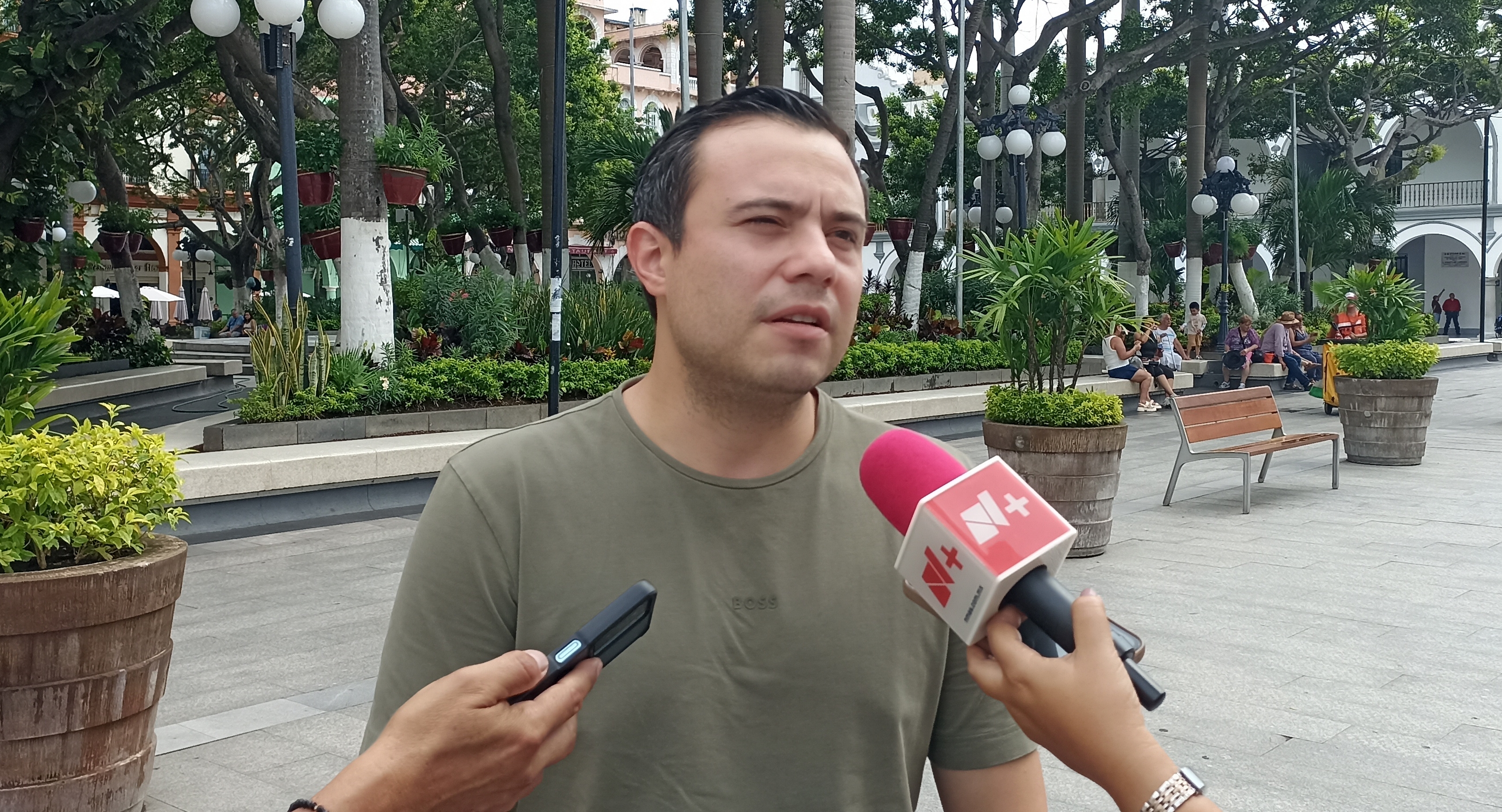 Califican como acierto instalar pantallas en la Macroplaza del Malecón para el partido México contra Inglaterra