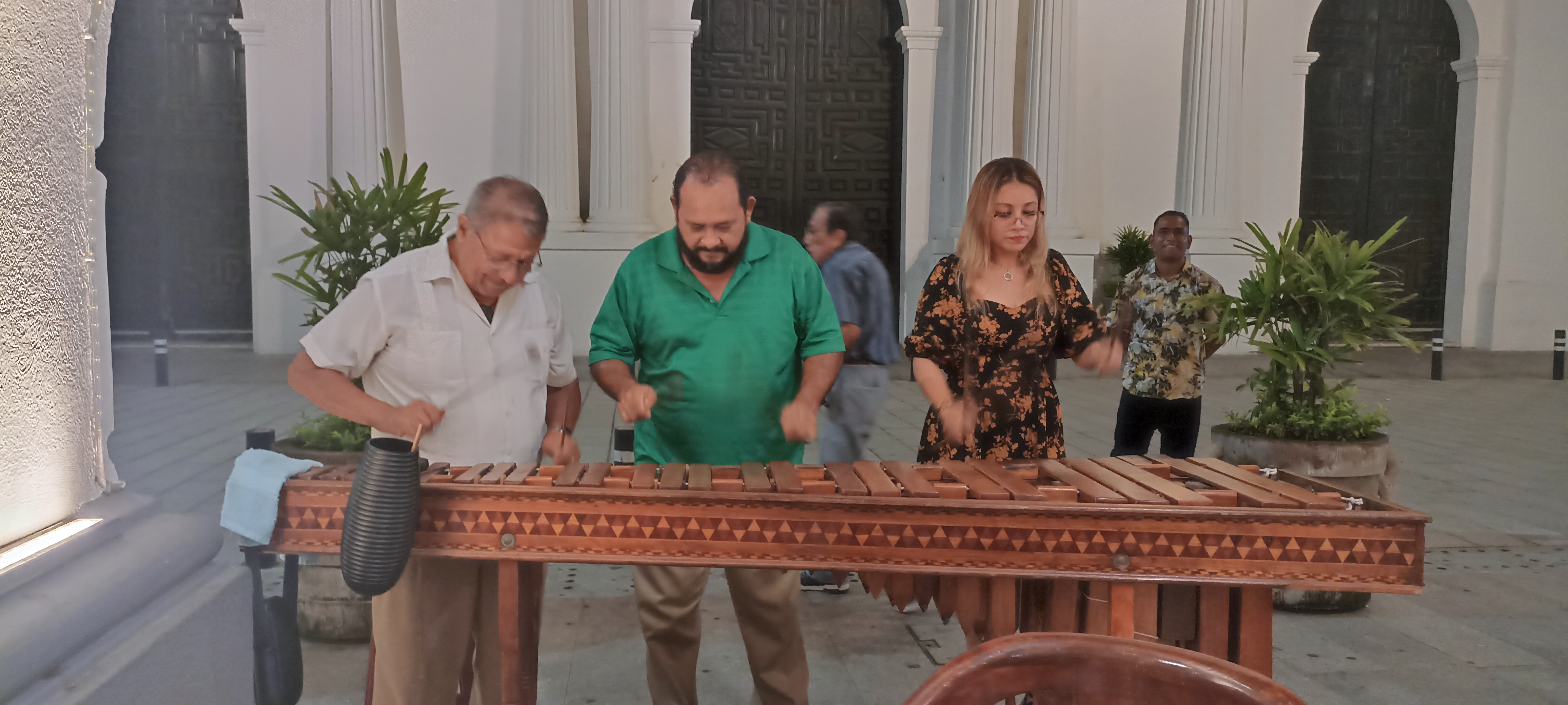Sorprende joven tocando la marimba en el Centro Histórico de Veracruz