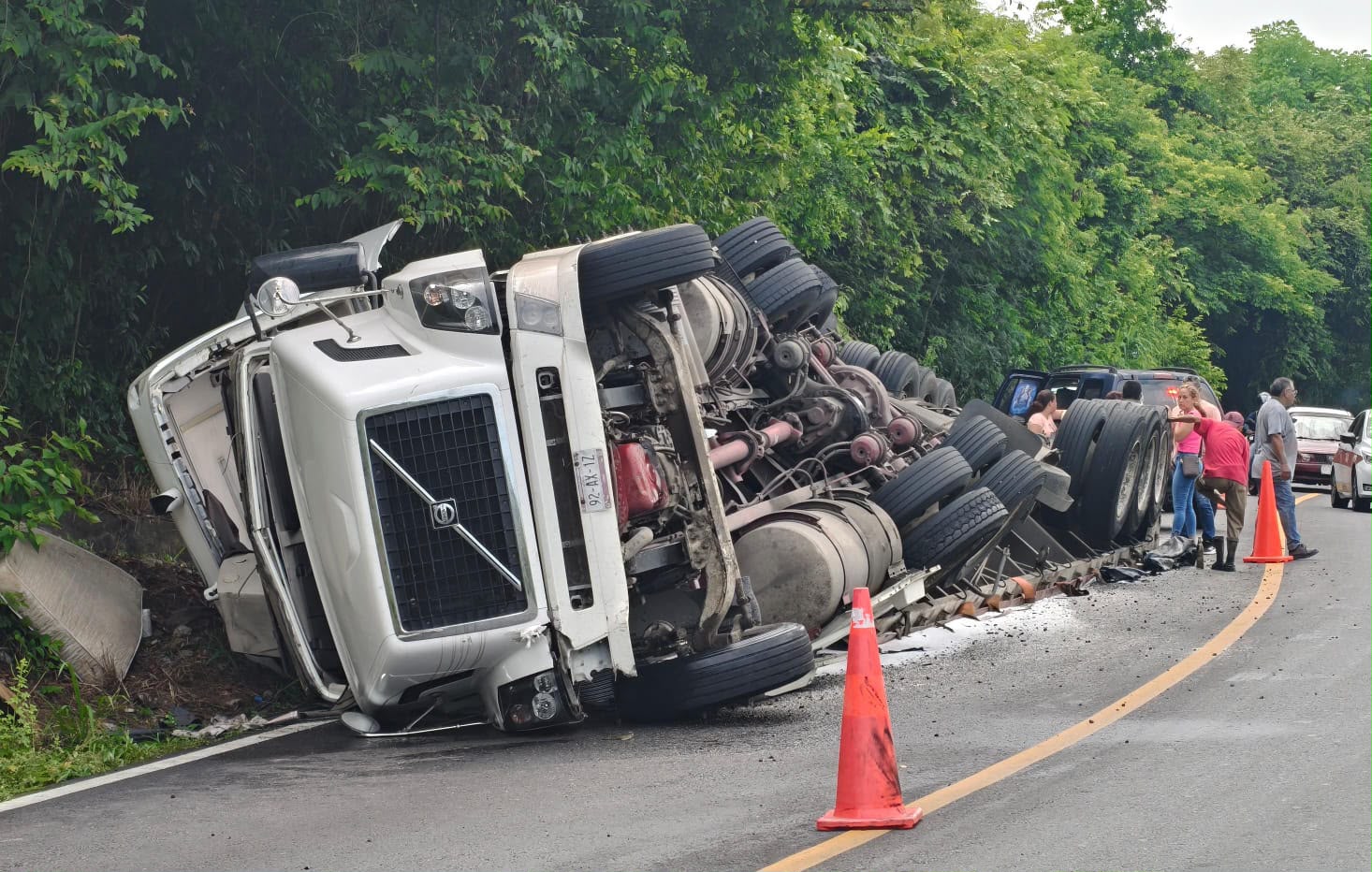 Vuelca tráiler con fertilizante en Poza Rica; hay un lesionado