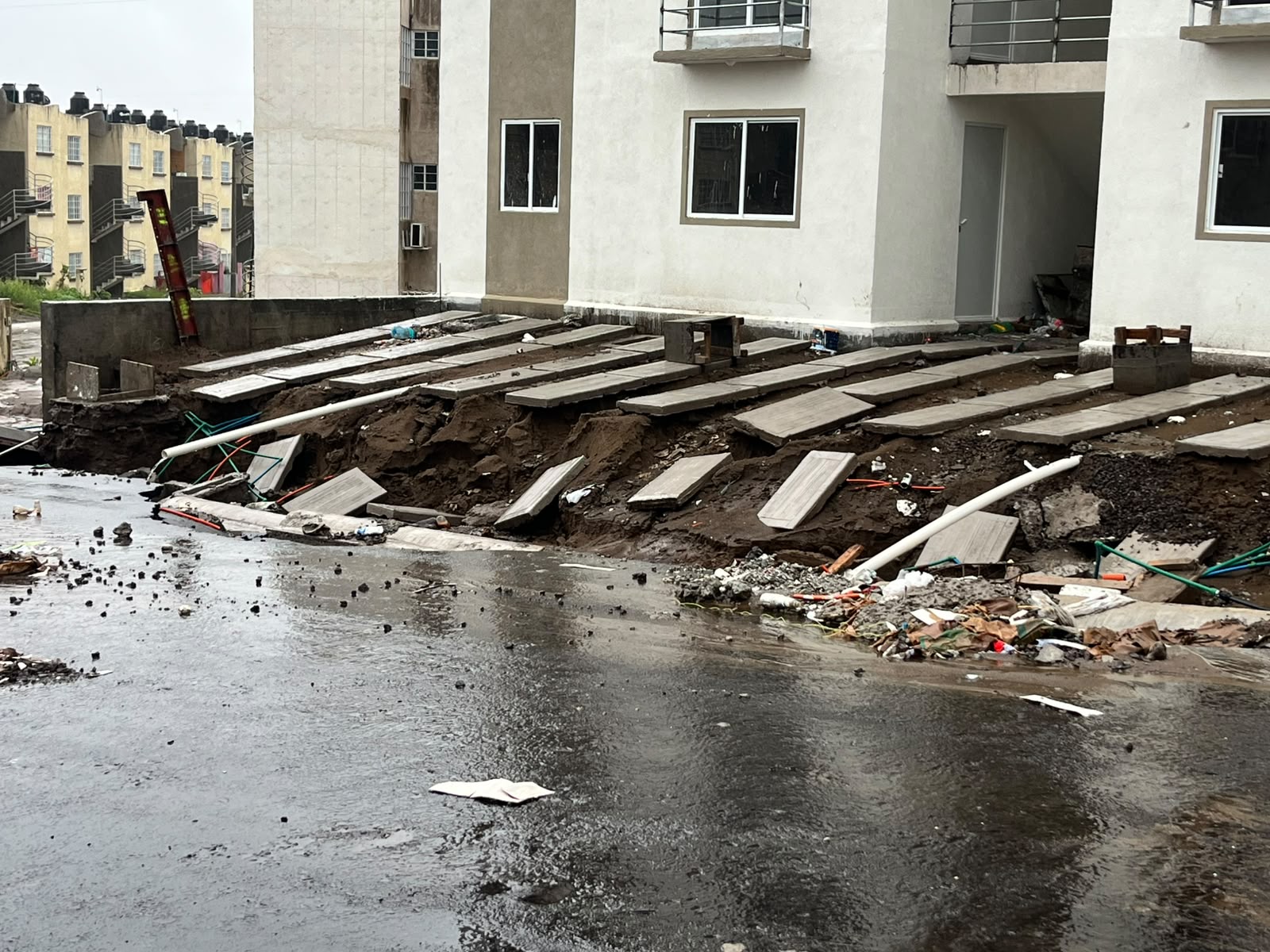 Se registran deslave y hundimiento en las viviendas del Bienestar construidas en Veracruz puerto