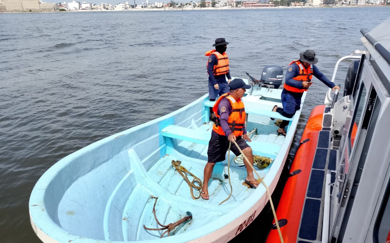 Rescatan a tres personas a bordo de una embarcación a la deriva en Boca del Río