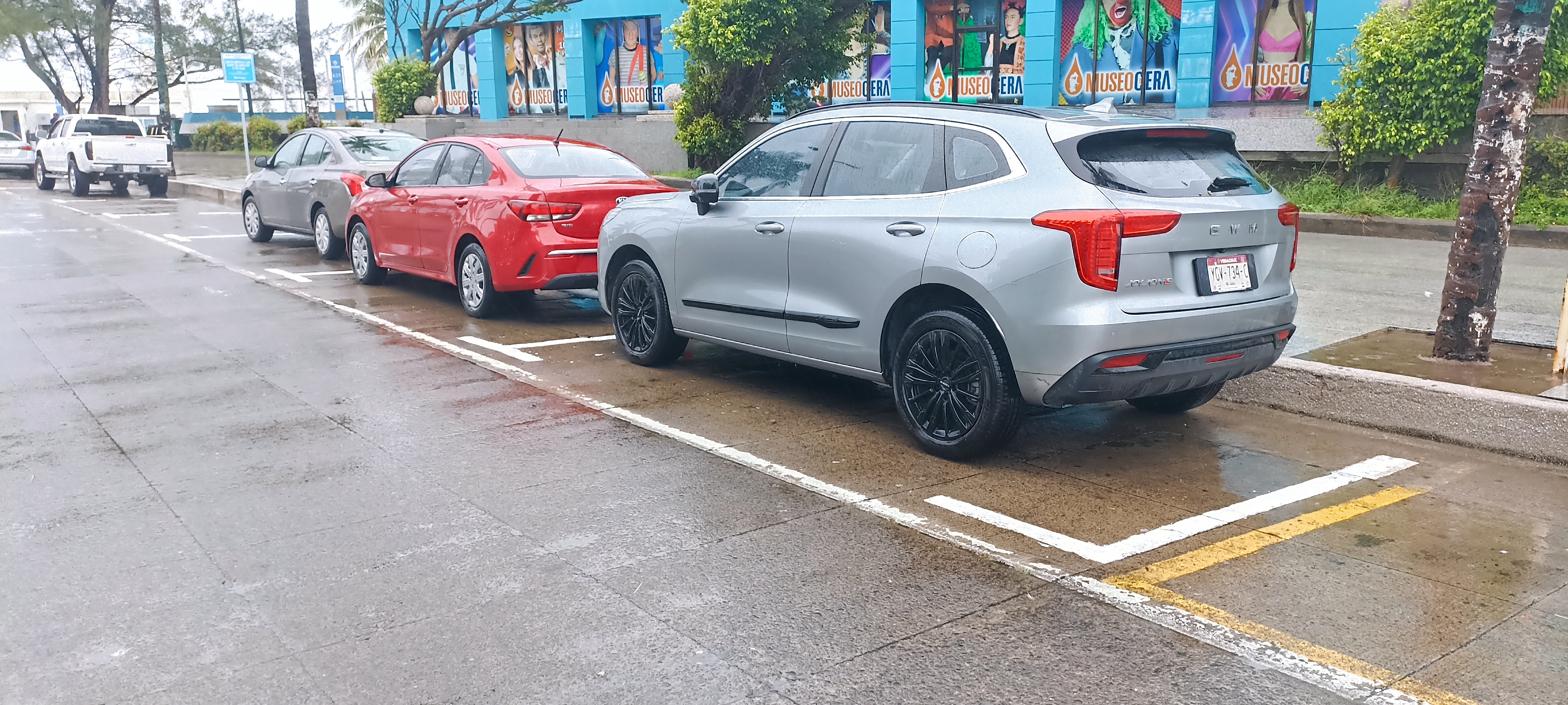 Delimitan cajones de estacionamiento en Villa del Mar de la ciudad de Veracruz para evitar abusos de franeleros