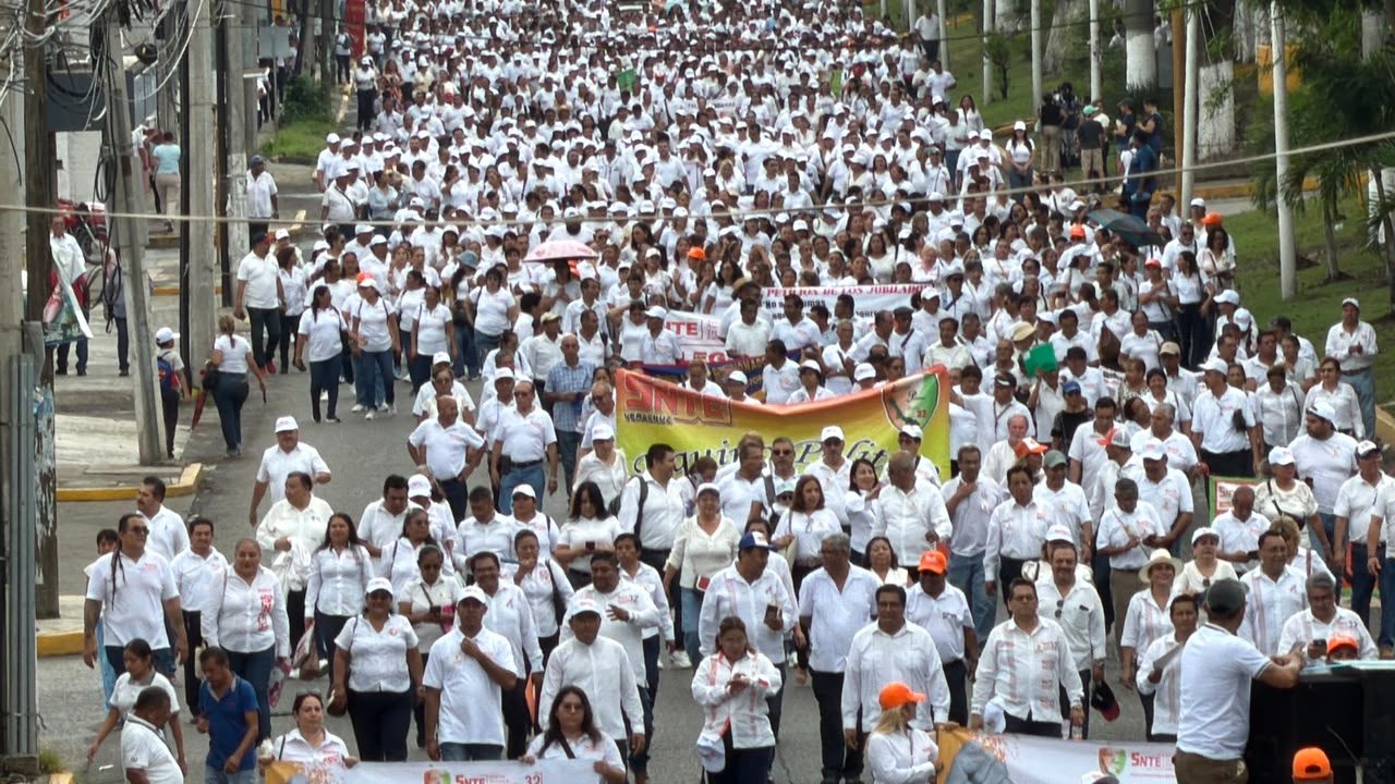 Marchan maestros del SNTE en Poza Rica, exigen plazas y mejores pensiones