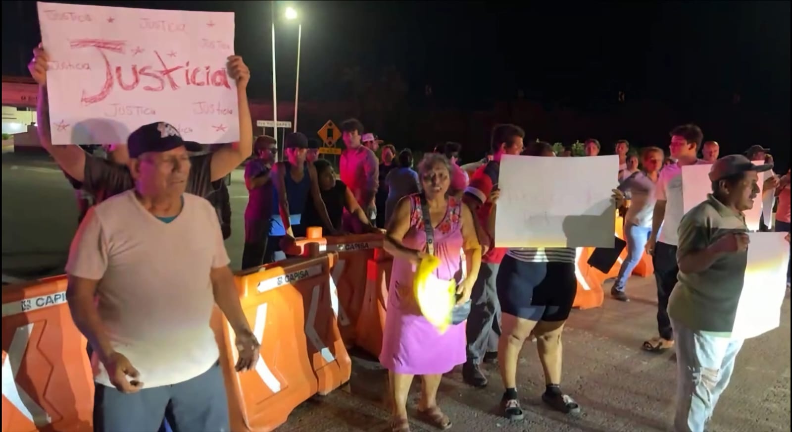Familiares bloquean autopista en Cosamaloapan; exigen justicia por muerte de hombre tras presunta agresión policial