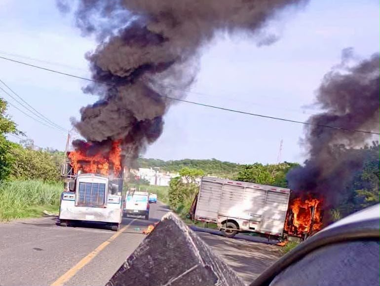 Incendio de dos camiones cierra carretera 180 en Poza Rica