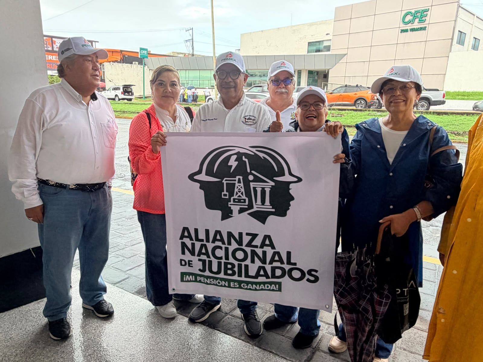 Protestan jubilados en instalaciones de la CFE en Veracruz puerto en contra de recortes a sus pensiones