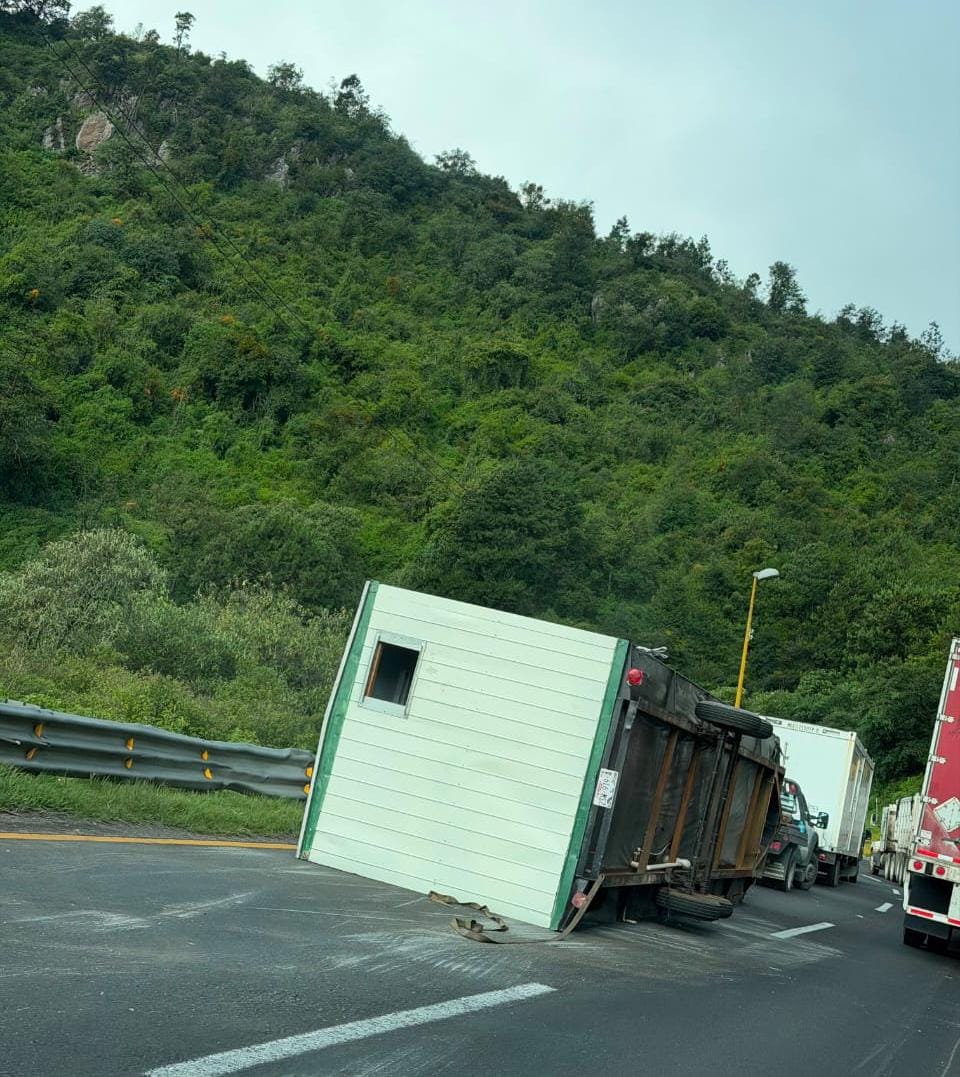 Remolque tipo oficina móvil vuelca en la autopista Orizaba-Puebla, en Maltrata