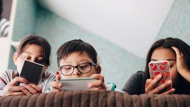 Adolescentes de 14 a 17 años pasan más tiempo frente a pantallas y enfrentan riesgos de atención