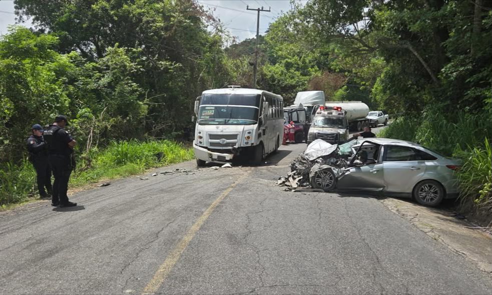 Muere familia tras choque entre auto y autobús en Tihuatlán