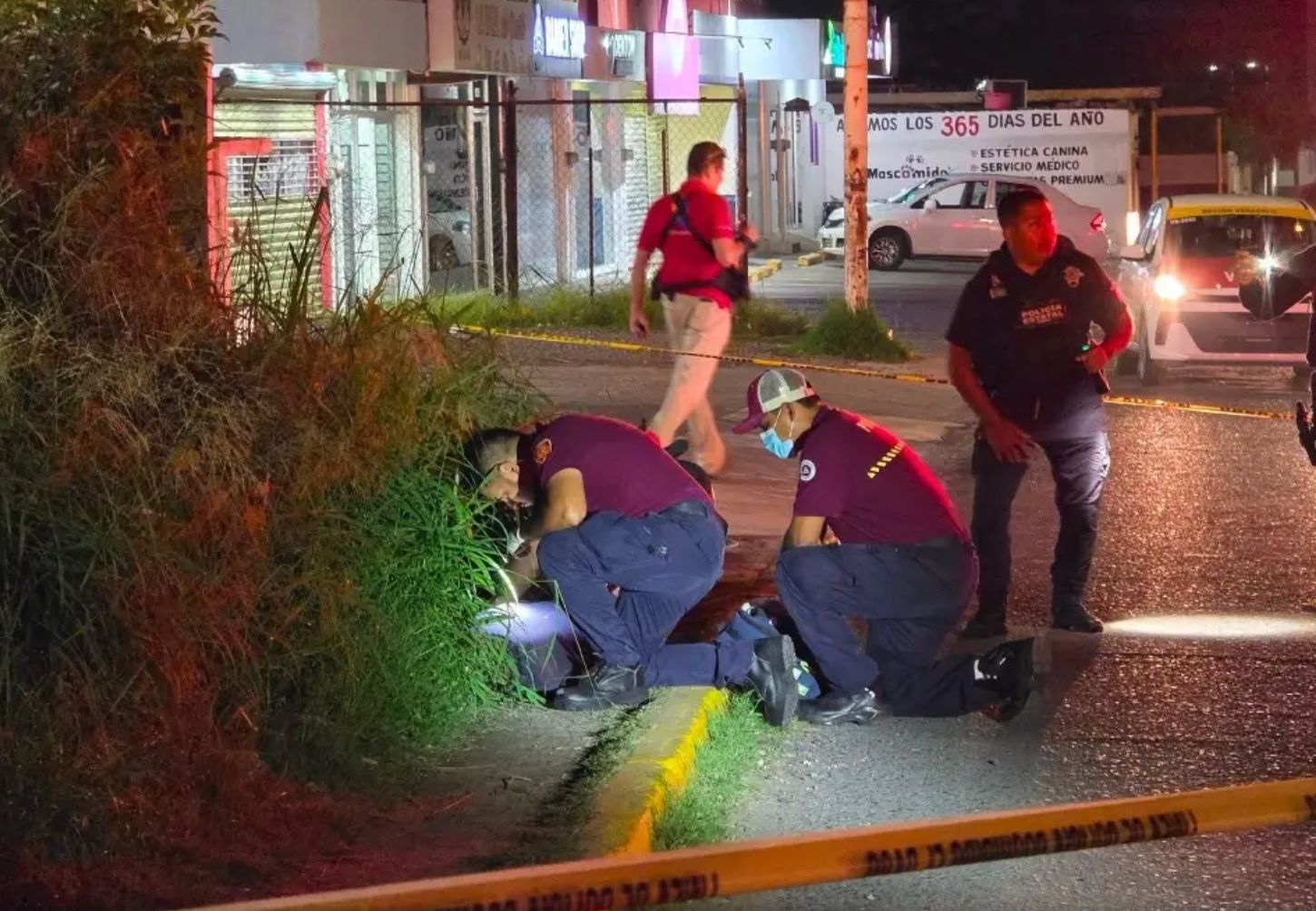 Ciclista muere al caer en registro sin tapa en Veracruz