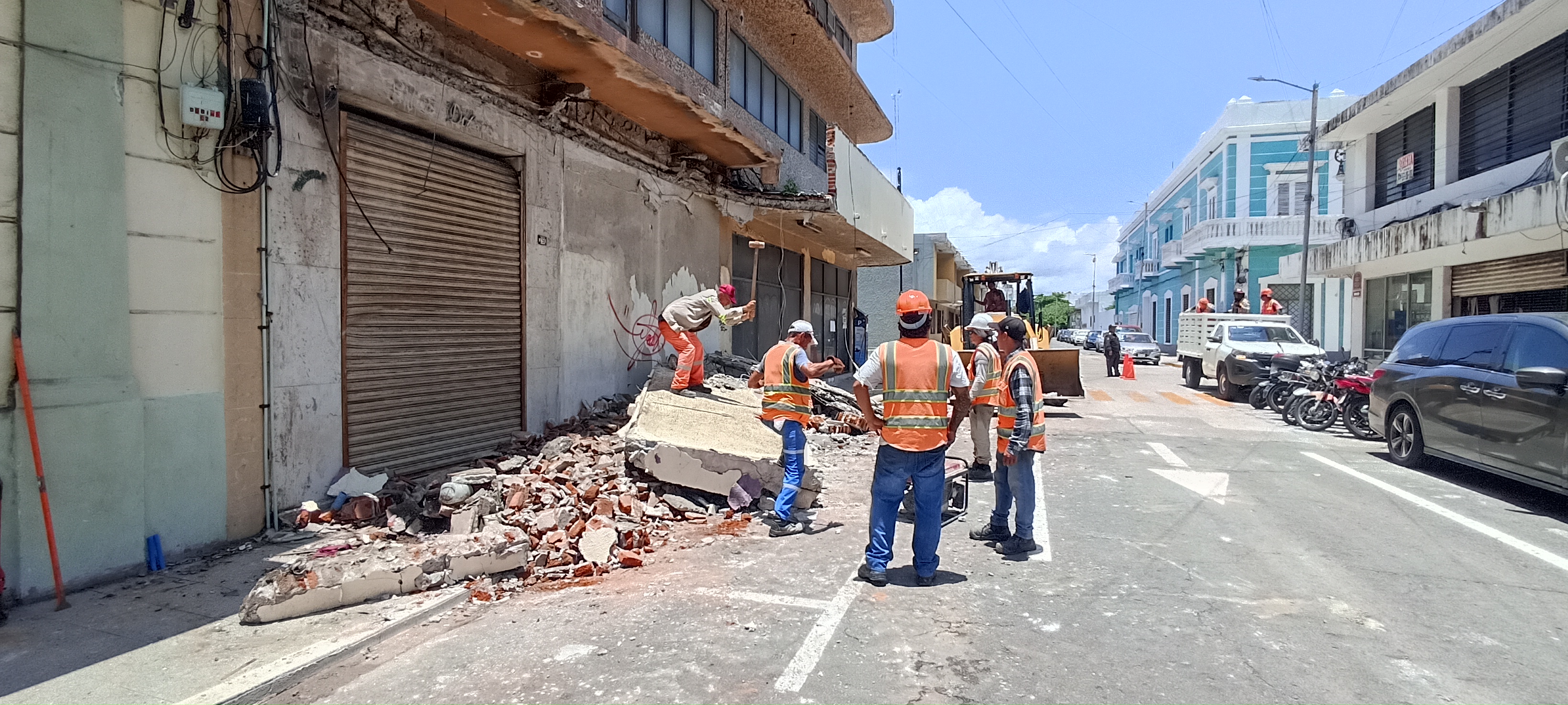 Colapsa balcón de edificio abandonado en el Centro Histórico de la ciudad de Veracruz
