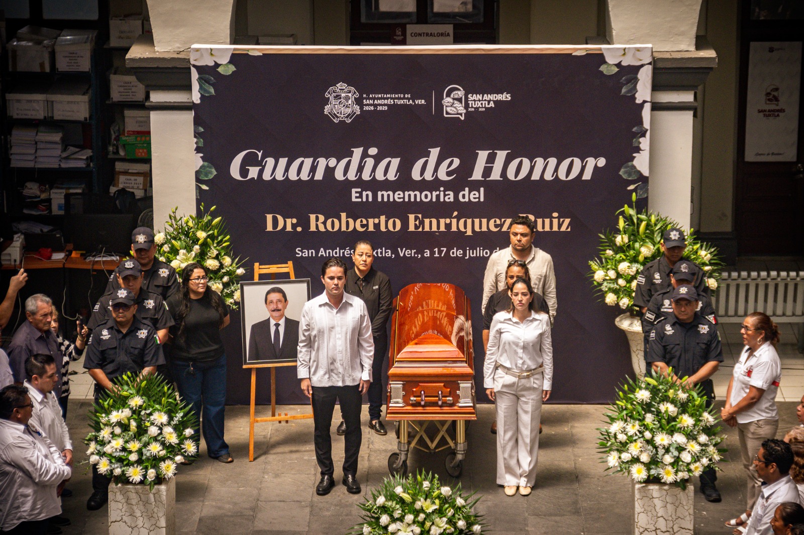 Ayuntamiento de San Andres Tuxtla realiza Guardia de Honor en memoria de exalcalde
