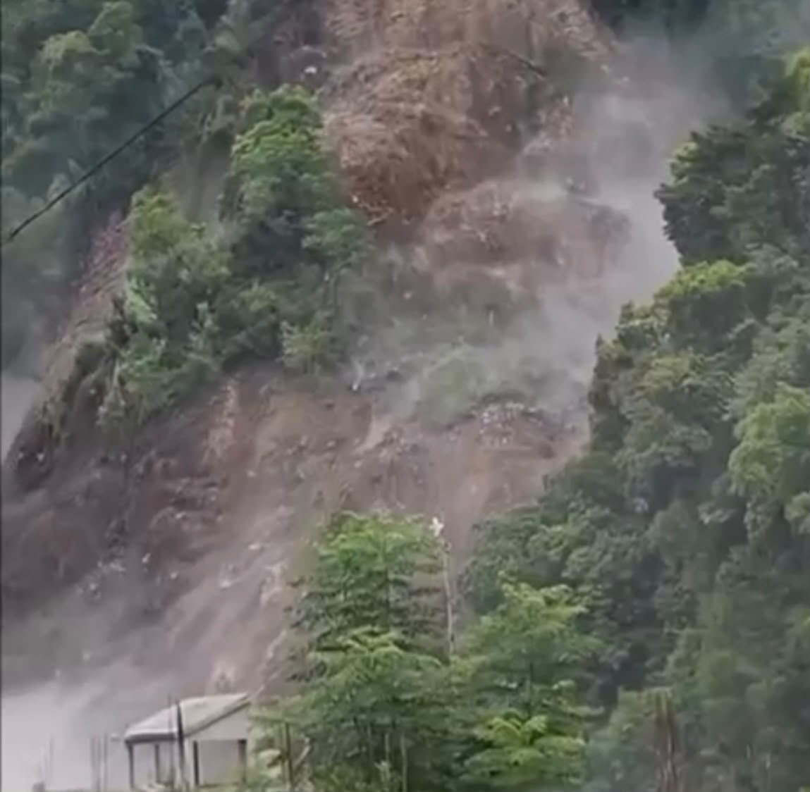 Desalojan Atempa por derrumbe; refugio también está en riesgo en Ilamatlán