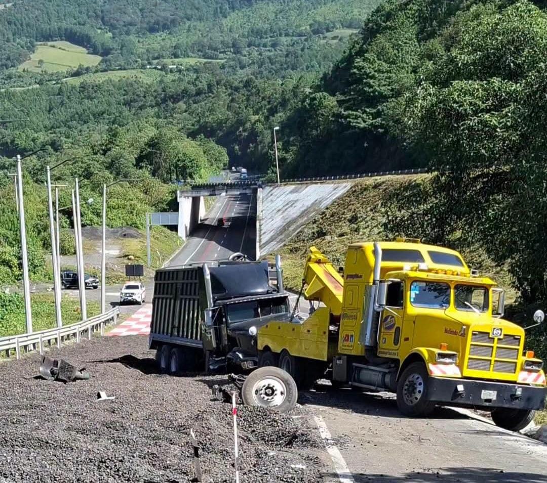 Torton sin frenos entra a rampa y evita tragedia en Maltrata