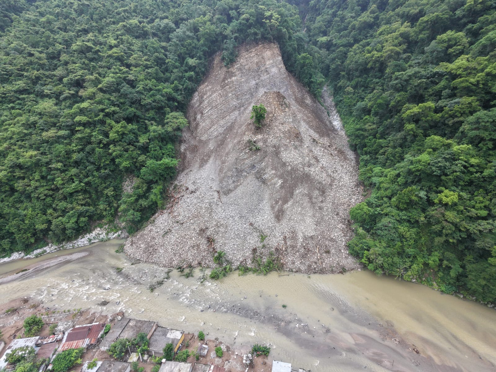Atempa pide maquinaria urgente tras derrumbe que bloqueó río