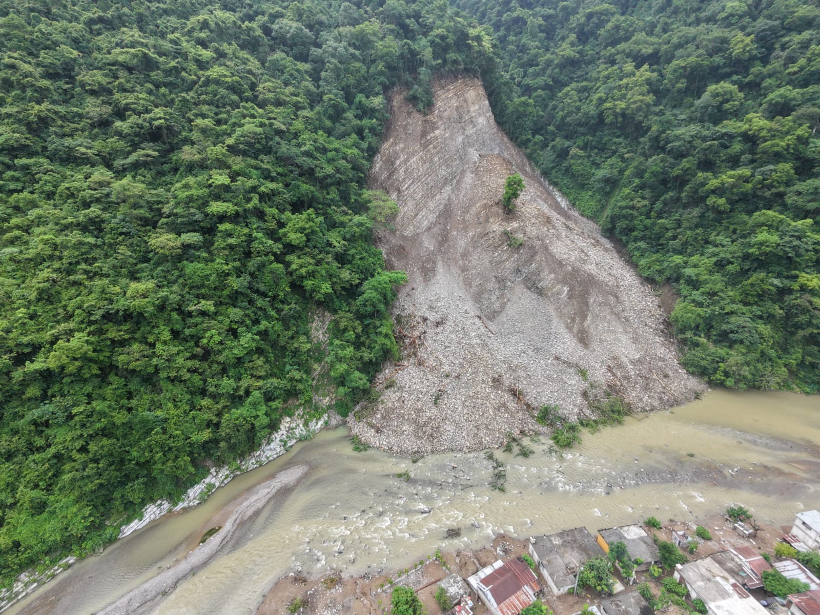 Restablecen paso hacia Atempa y atienden derrumbes en Ilamatlán