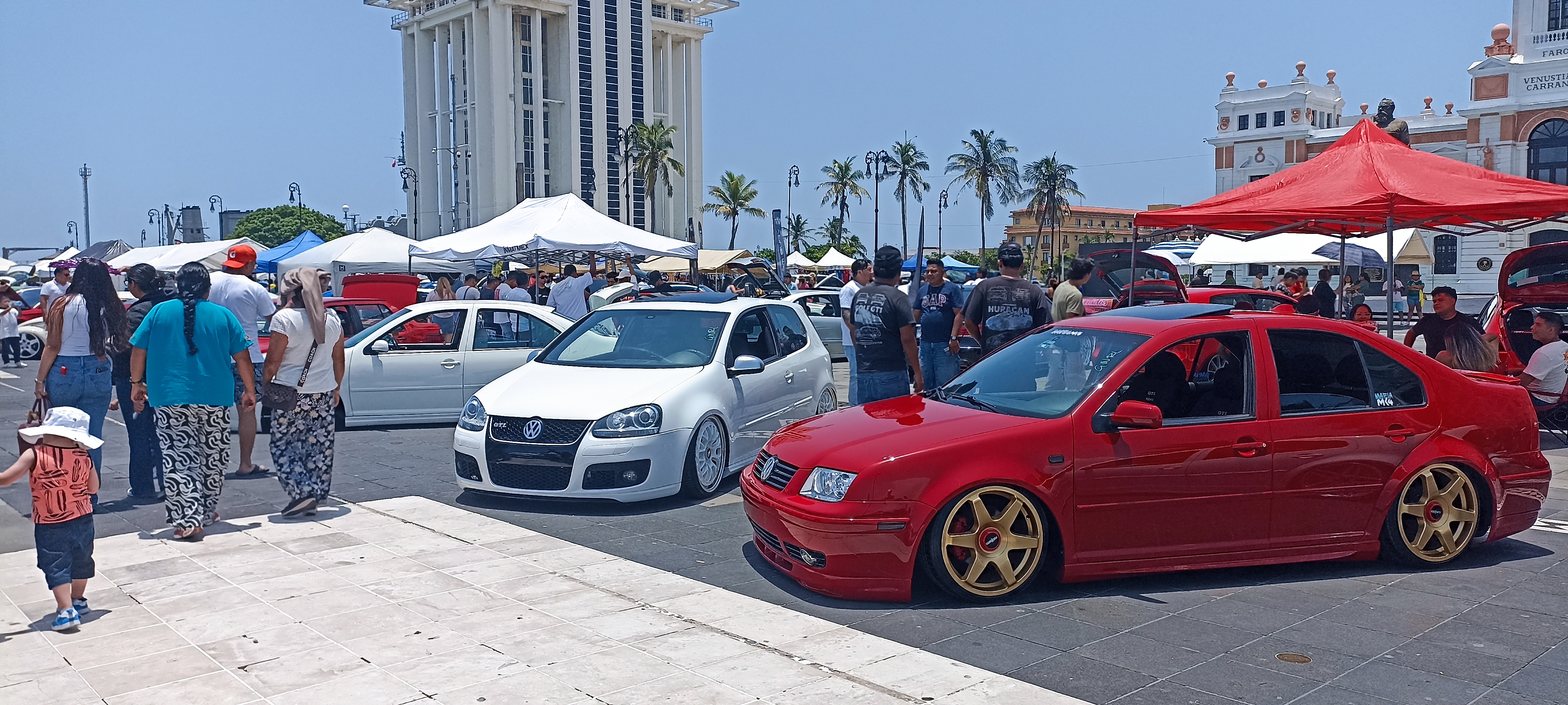 Llenan de autos tuneados la Macroplaza del Malecón de Veracruz