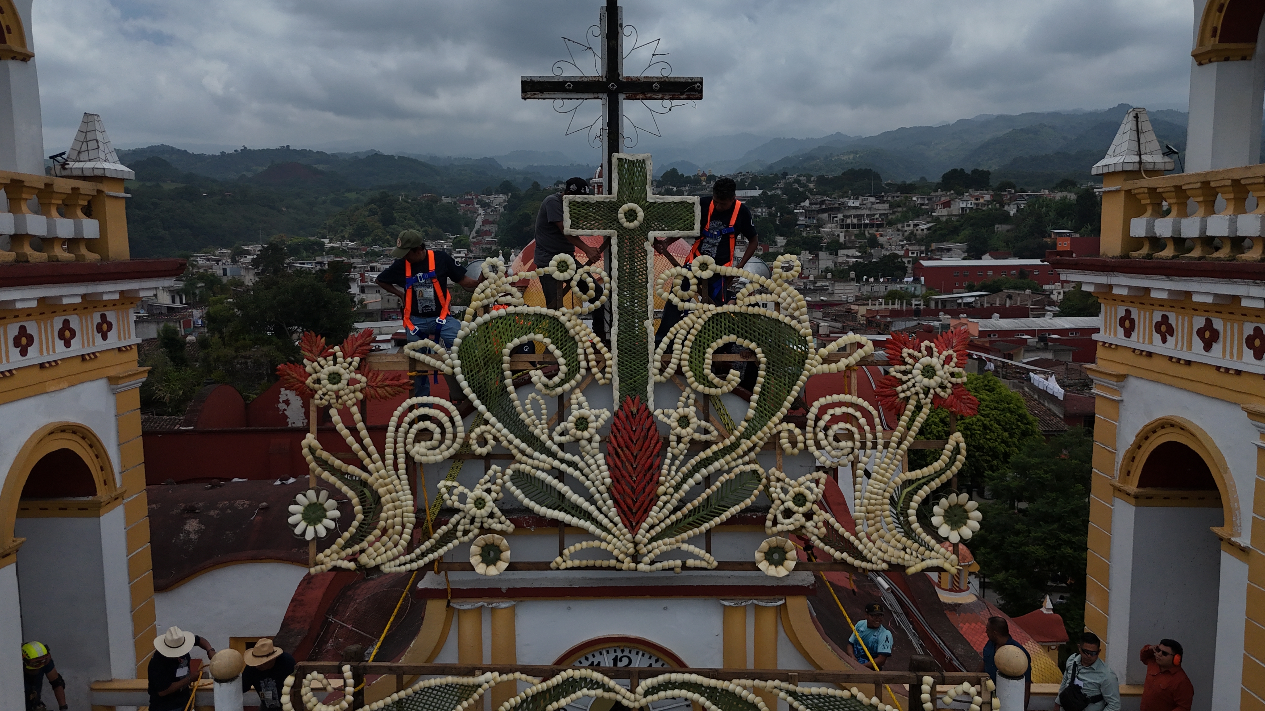 Xico levanta monumental arco floral en honor a Santa María Magdalena