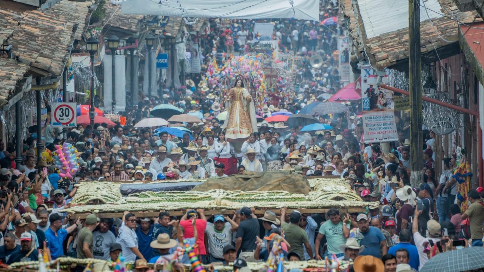 Xico instala gradas para la Capea y pausa obras por procesiones