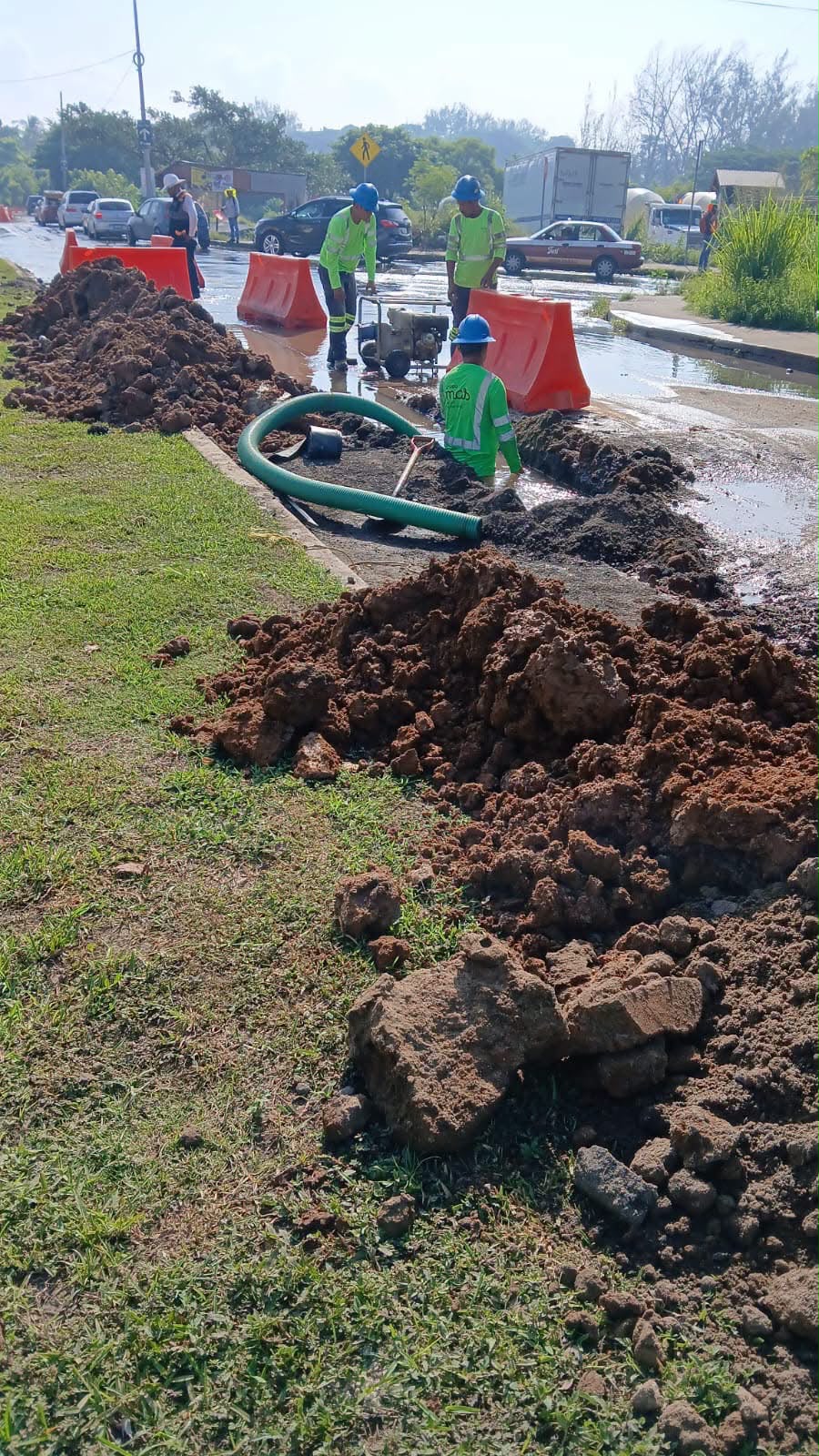 Controlan fuga de agua en carretera a Dos Lomas; servicio se restablece gradualmente