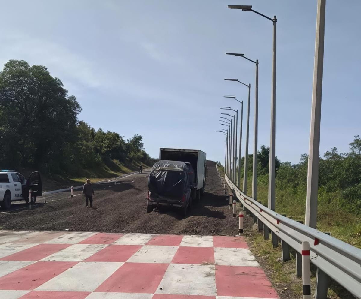 Camión sin frenos usa rampa de emergencia en Maltrata