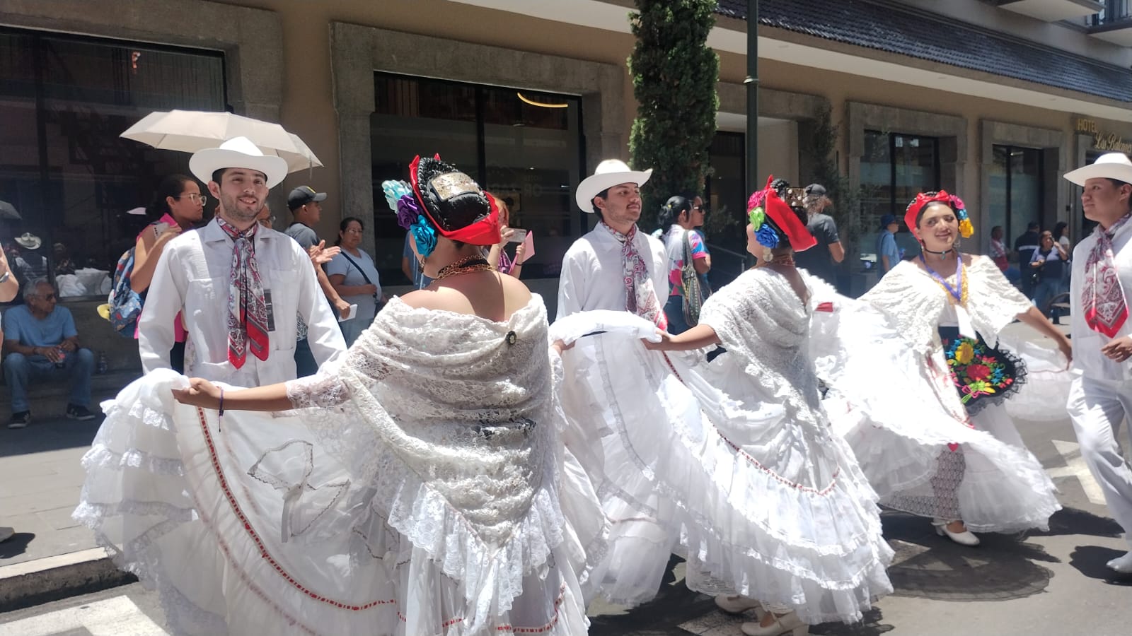 Orizaba se llena de color con desfile de folklore internacional