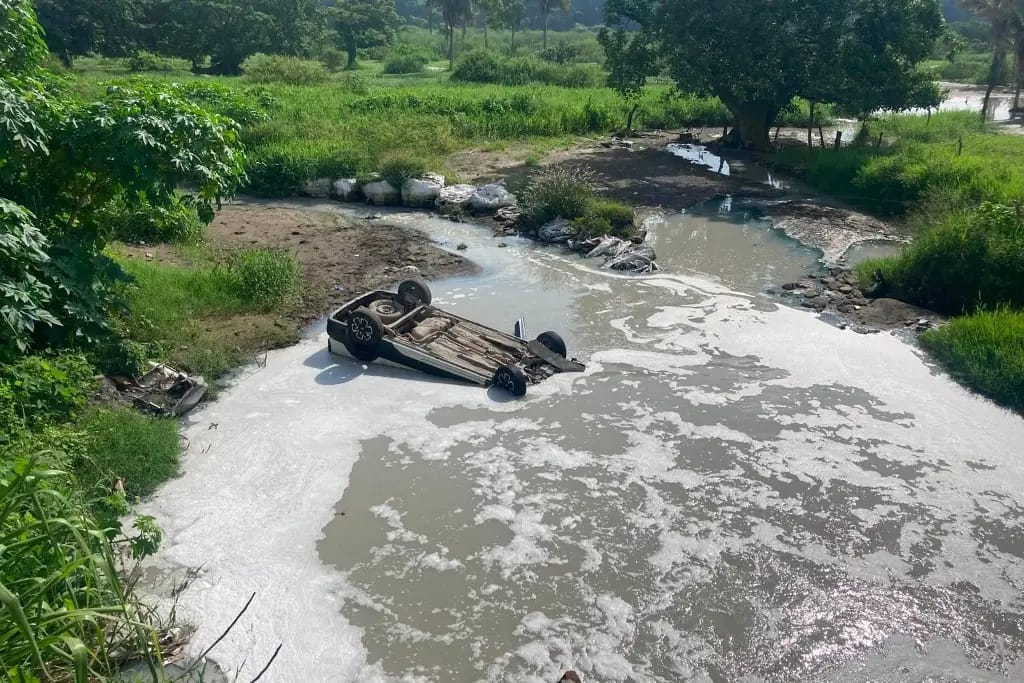 Automóvil cae a canal de aguas negras en Veracruz; conductor sale ileso