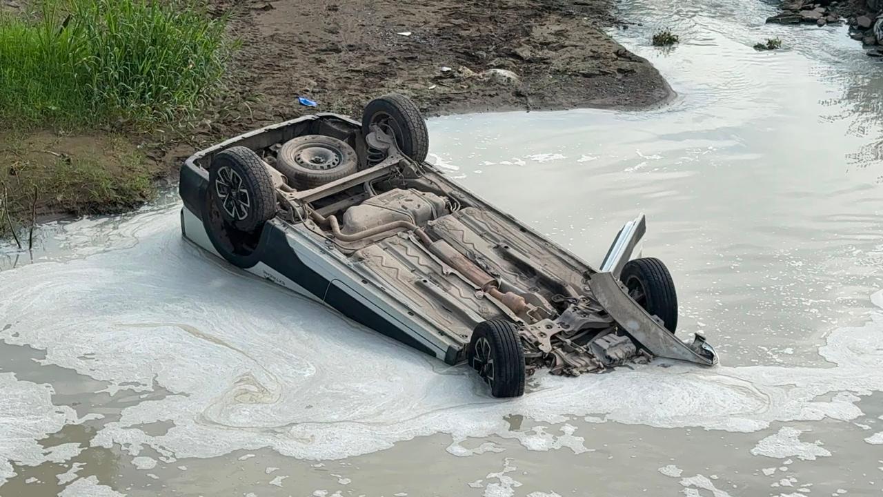 Se salva conductor de morir ahogado al caer con su camioneta a desagüe en Lomas de Río Medio 4 de Veracruz puerto
