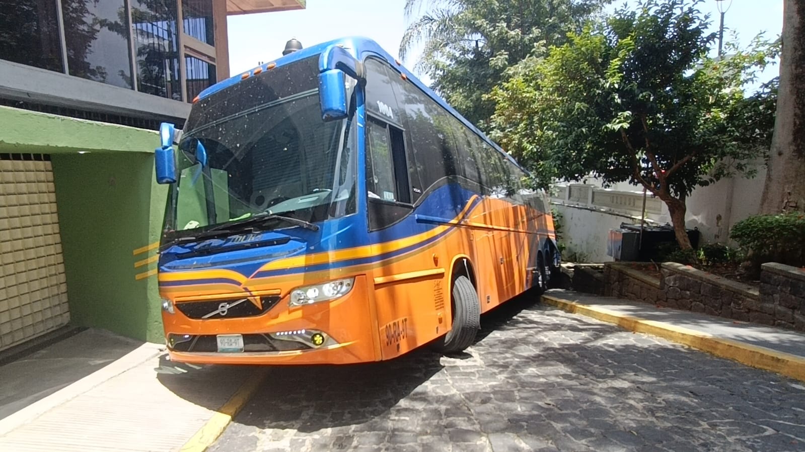 Autobús queda atorado en el Centro de Xalapa y daña infraestructura