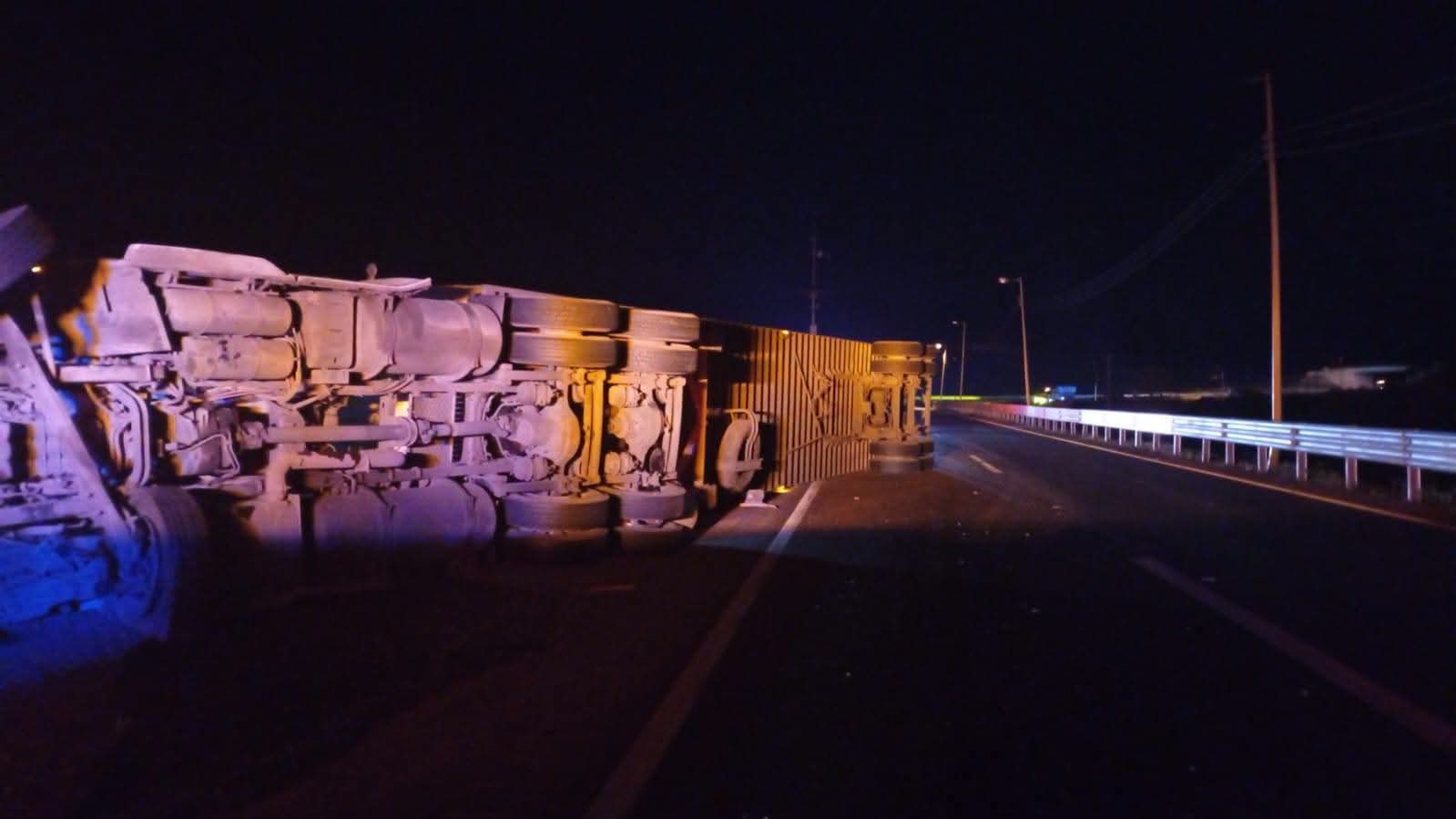 Tráiler vuelca en autopista Orizaba-Puebla y bloquea paso a México
