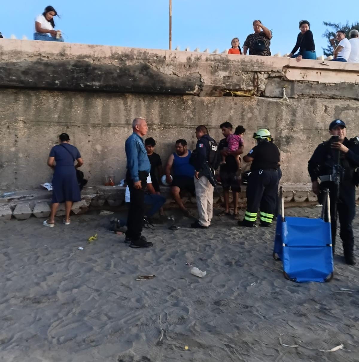 Rescatan a tres personas arrastradas por el mar en Coatzacoalcos