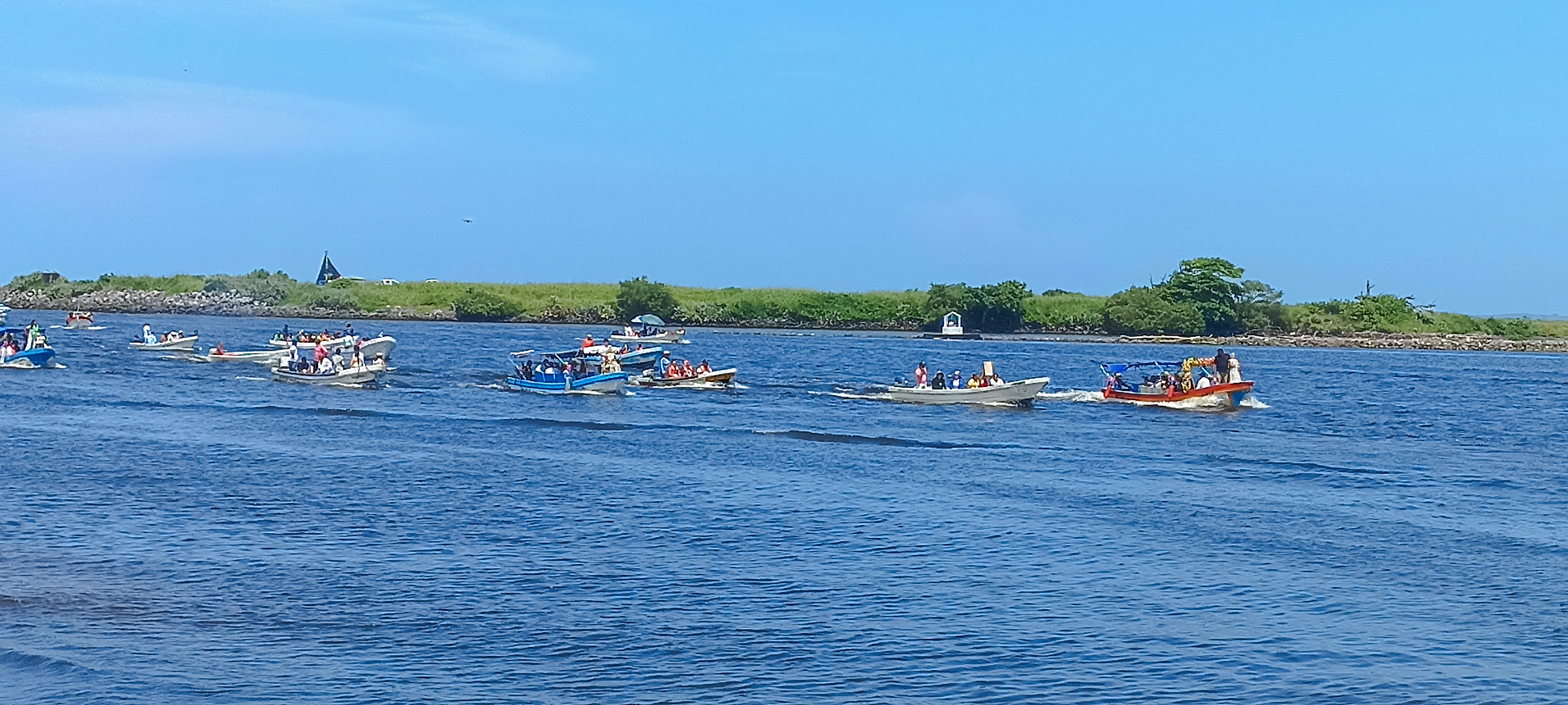 Realizan el tradicional paseo acuático con Santa Ana por las aguas del río Jamapa
