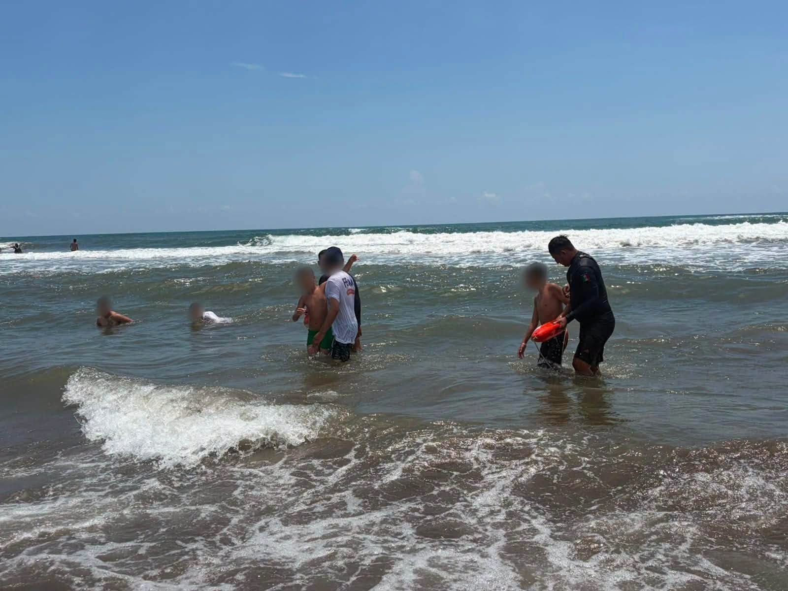 Rescatan a 4 personas tras ser arrastradas por el mar en playas de Chachalacas