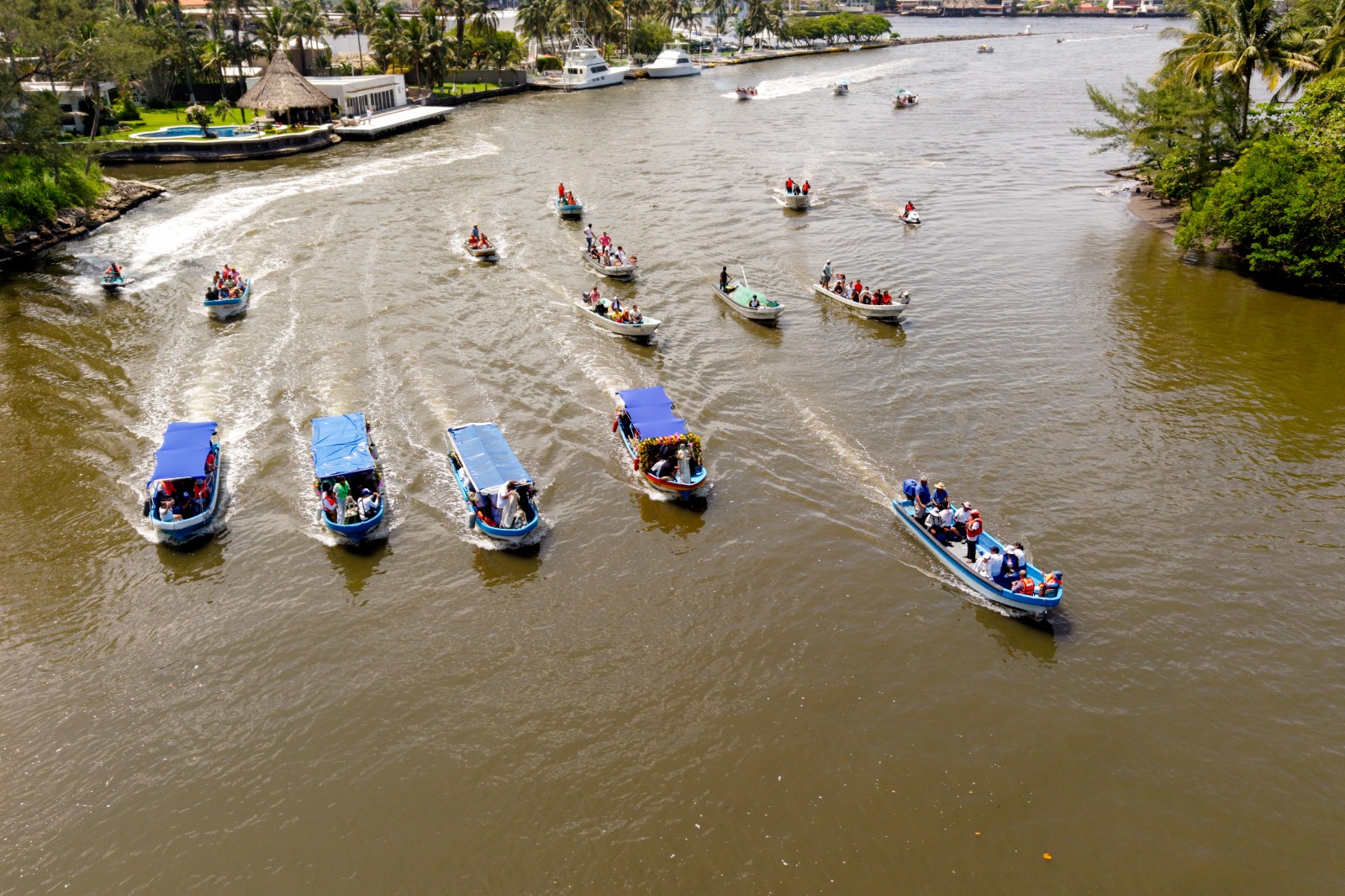 Fe y tradición fortalecen las Fiestas de Santa Ana con la procesión sobre el río Jamapa y la Misa de los Abuelos