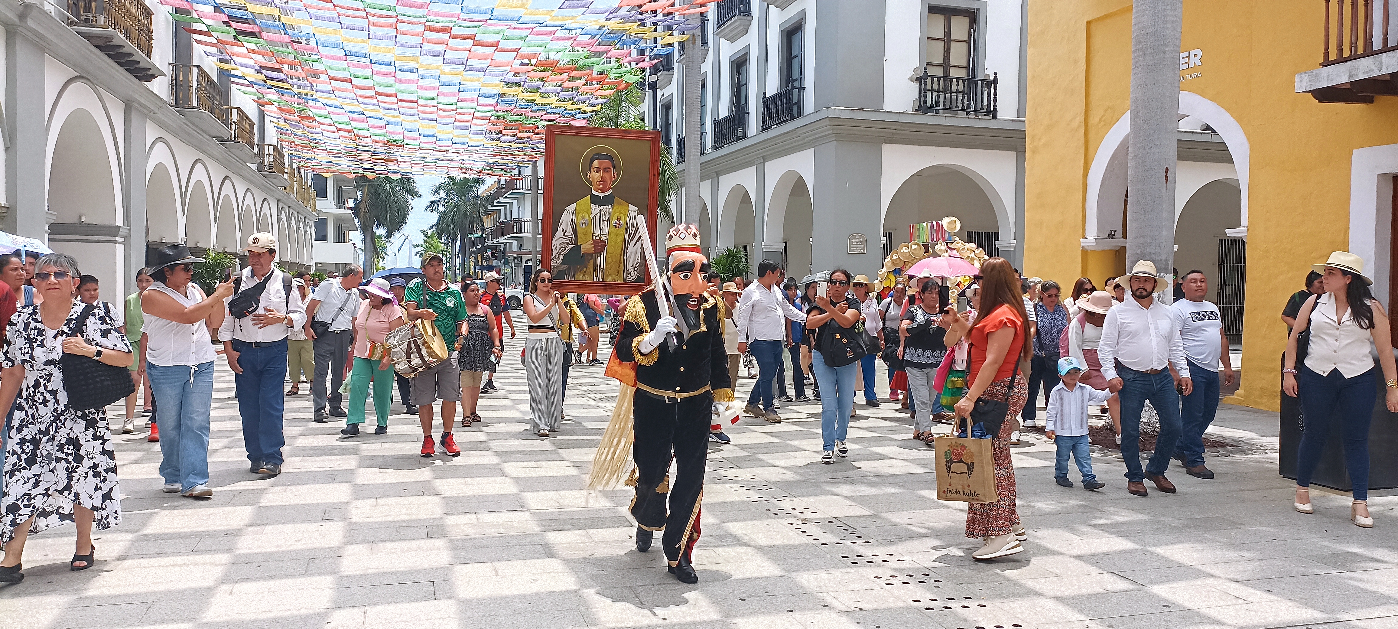 Peregrinan de Naolinco a la tumba del beato Ángel Darío Acosta Zurita, ubicada en la catedral de Veracruz