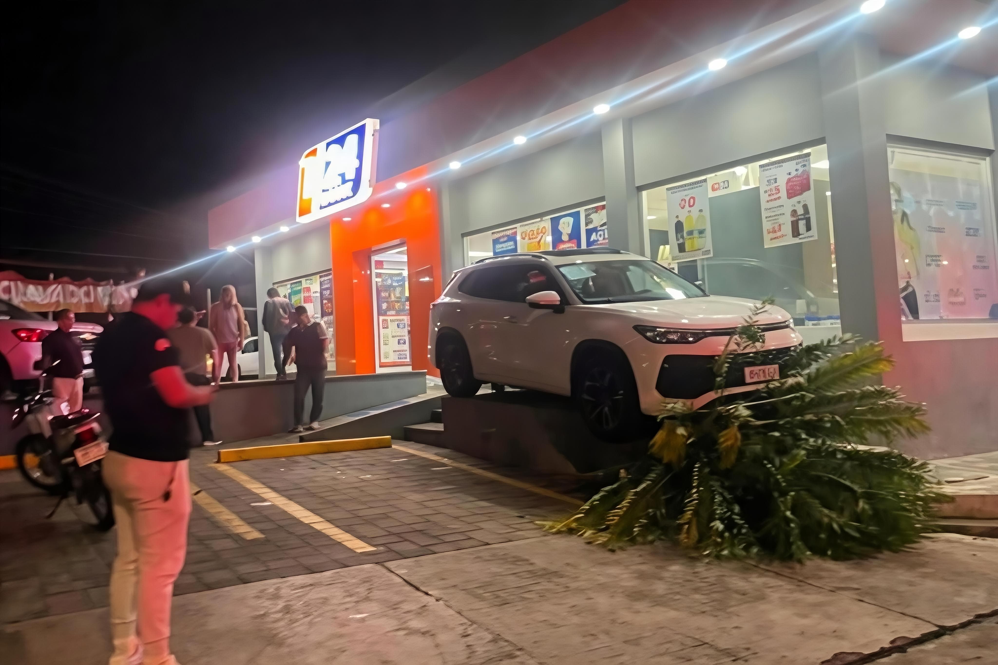 Camioneta derriba palmera al intentar estacionarse en Mariano Escobedo