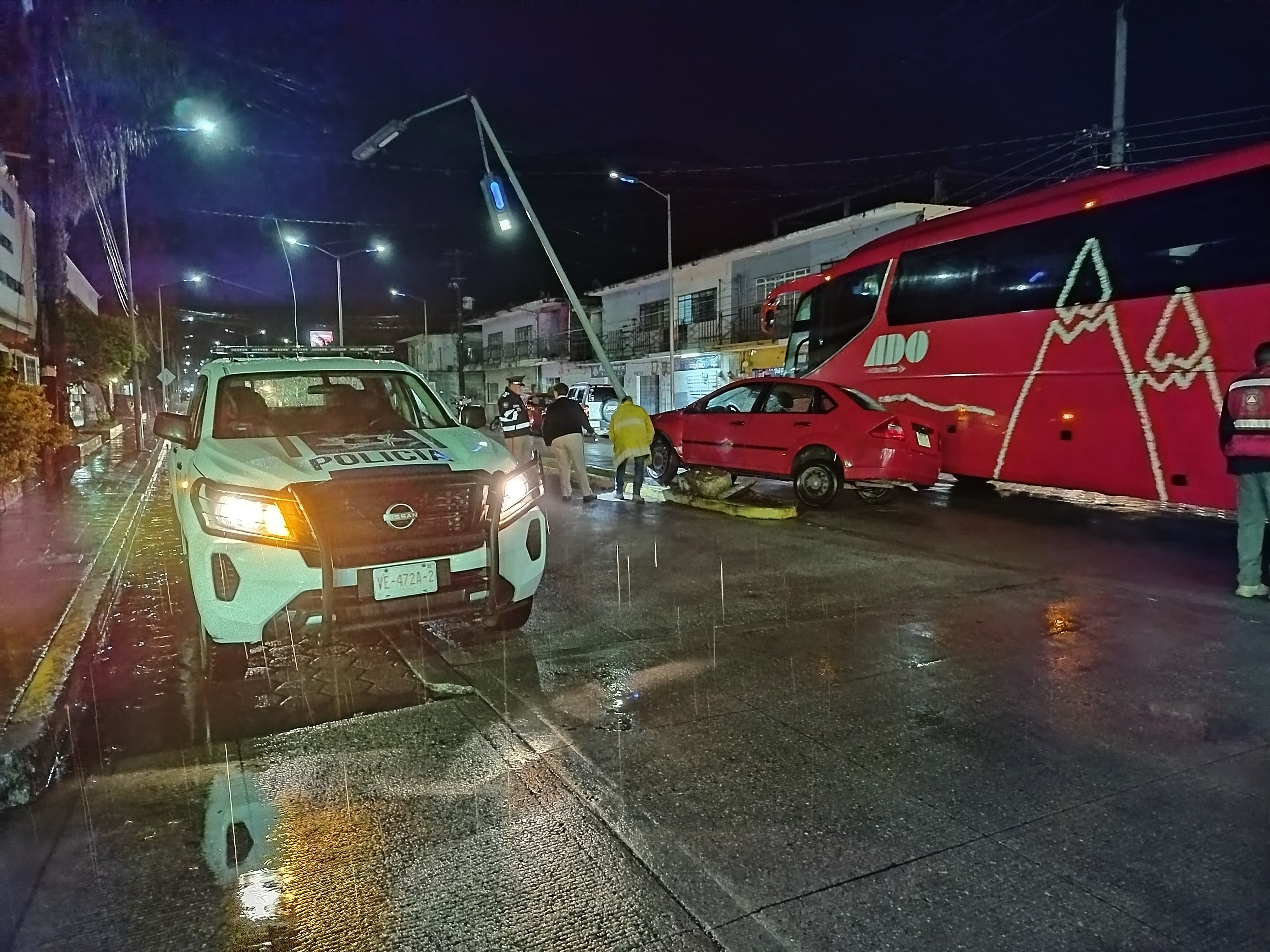 Auto derriba poste y paraliza circulación en Ciudad Mendoza