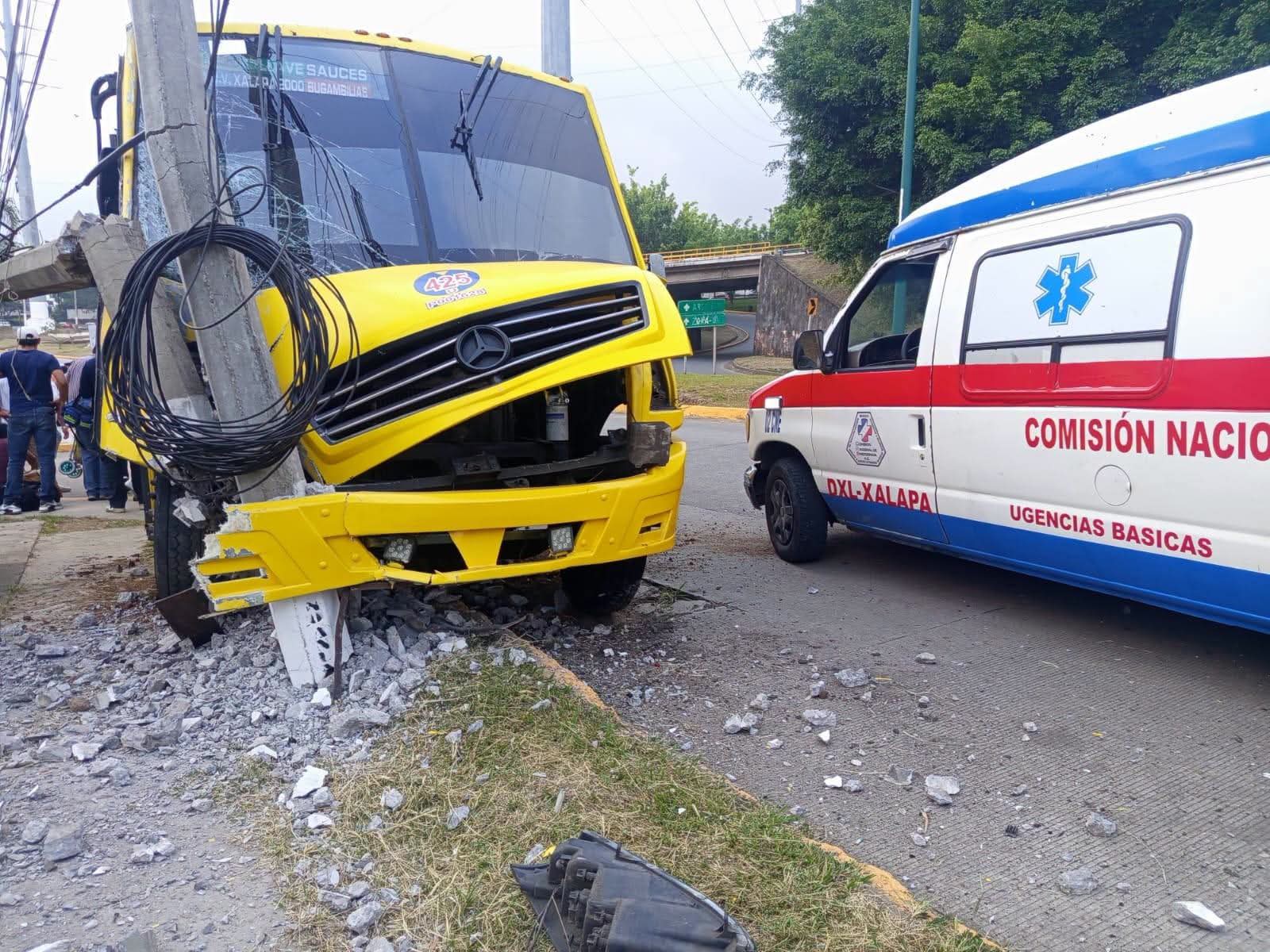 Camión urbano choca contra poste en Xalapa; hay varios lesionados