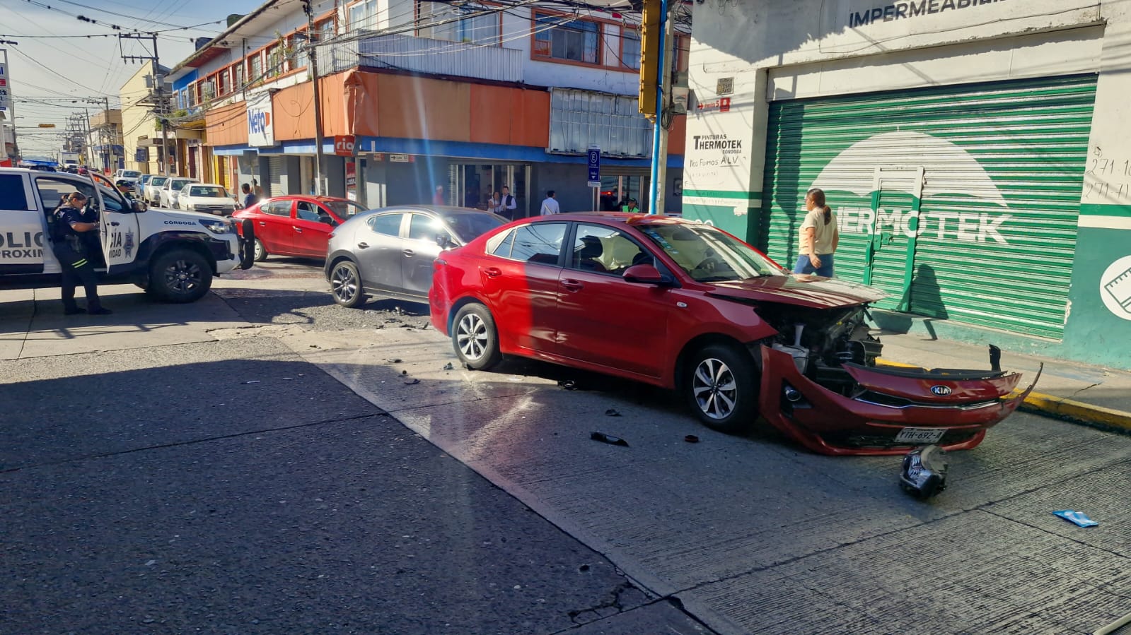 Choque en semáforo de Córdoba deja cuantiosos daños materiales
