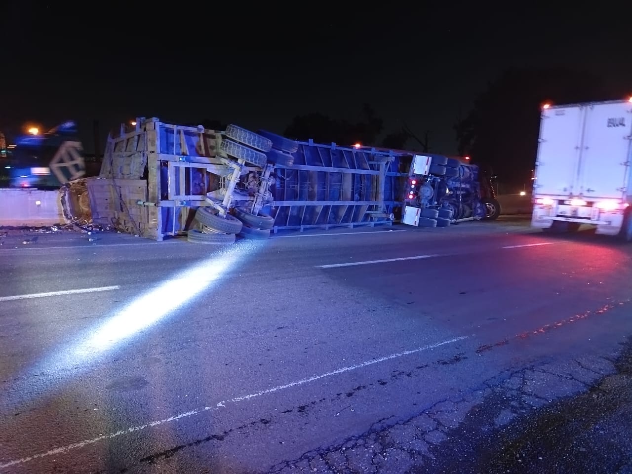 Vuelca tractocamión con chatarra en Nogales y afecta la autopista 150D