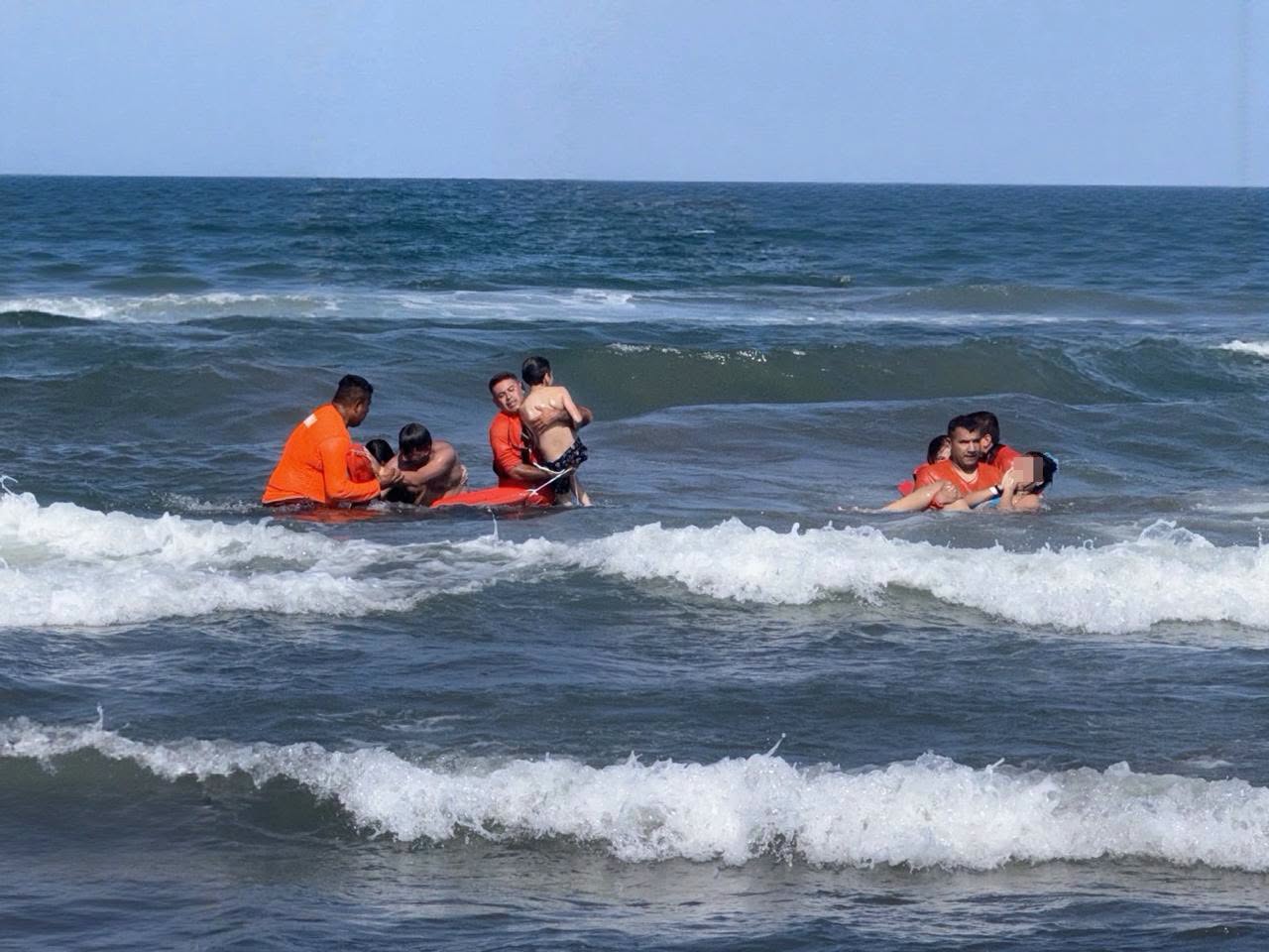 Varios menores a punto de ahogarse; rescatan a una familia completa en playa de Veracruz