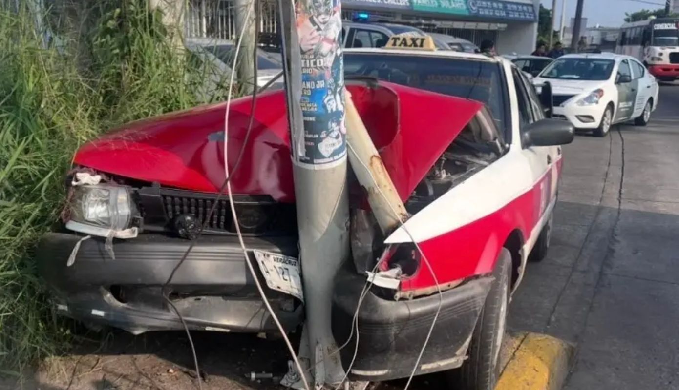 Taxi choca contra poste en Veracruz; pasajera resulta herida