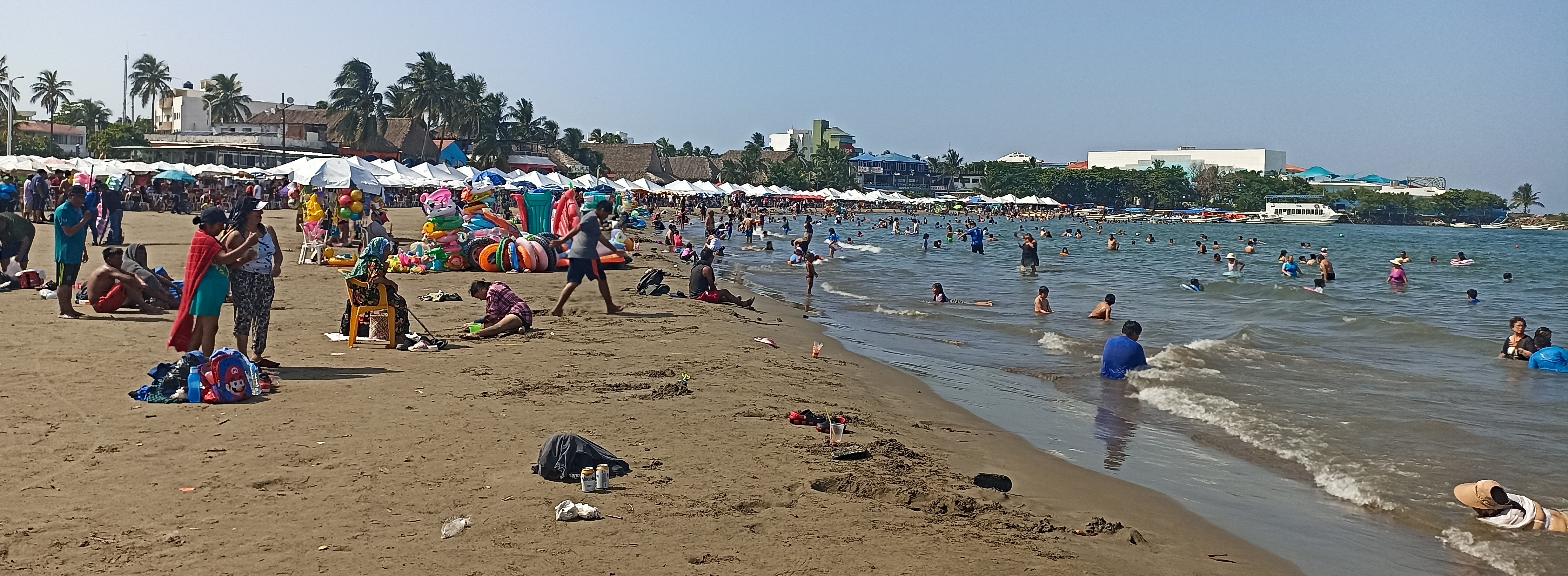 Disfrutan locales y turistas de un domingo caluroso en las playas de Veracruz