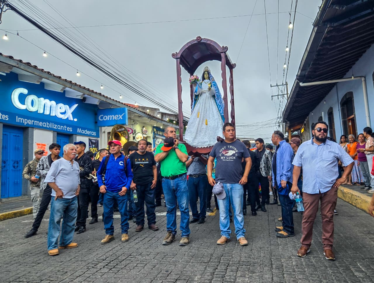 Llega a Teocelo la flor de cucharilla para el Arco Floral patronal