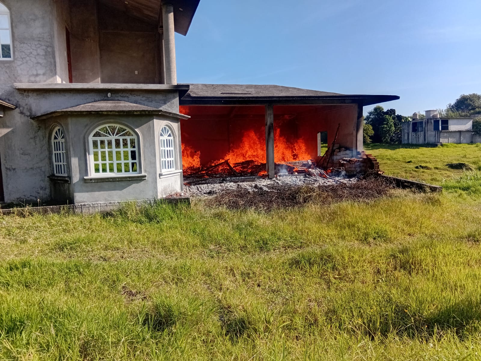 Incendio consume garage de vivienda en Rafael Delgado