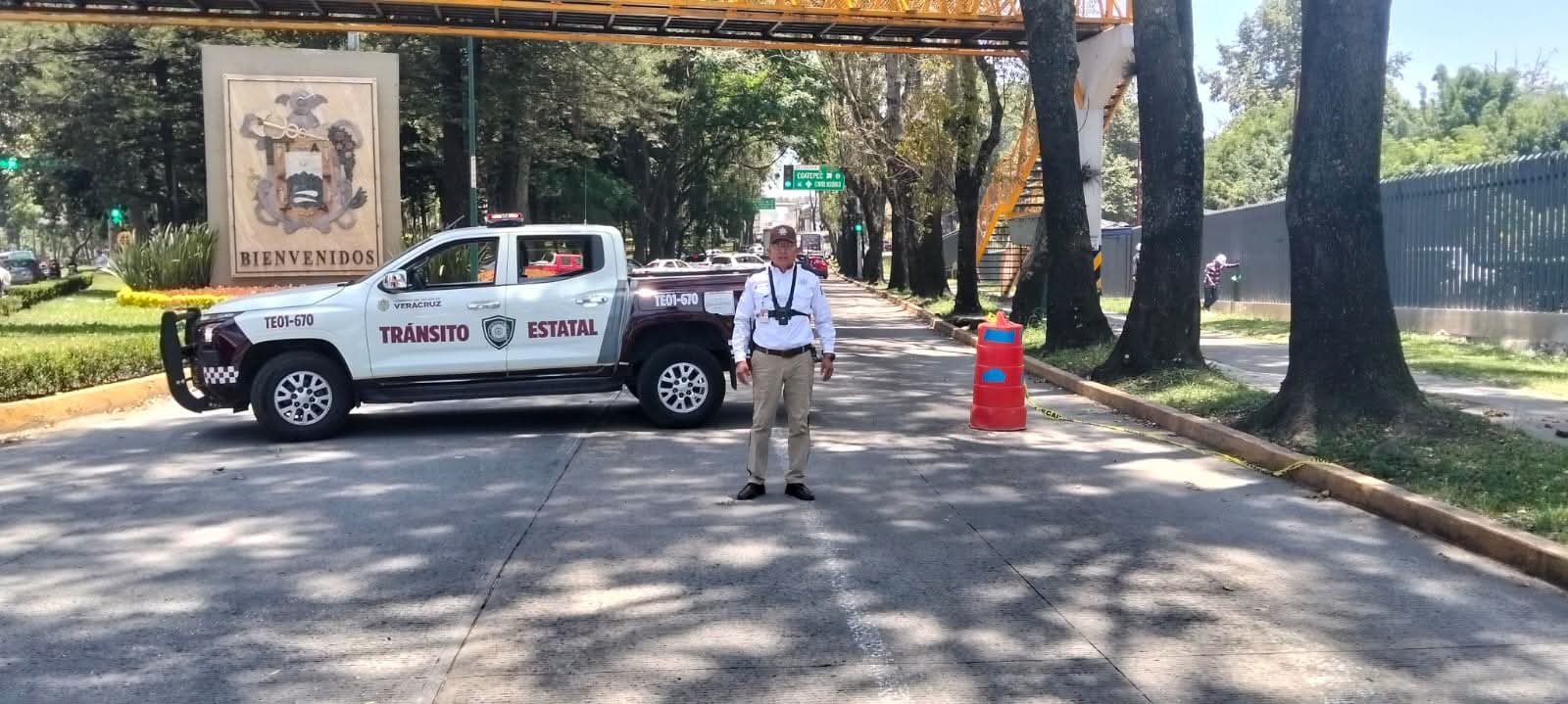 Padres bloquean avenida Xalapa por traslado de 80 niños