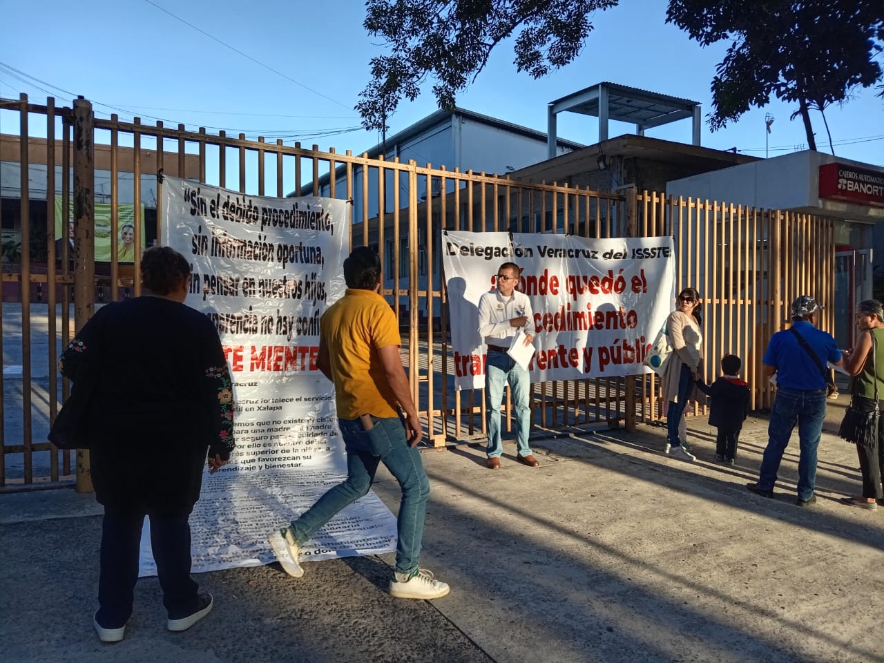 Padres mantienen tomada oficina del ISSSTE en Xalapa por cambio de estancia infantil