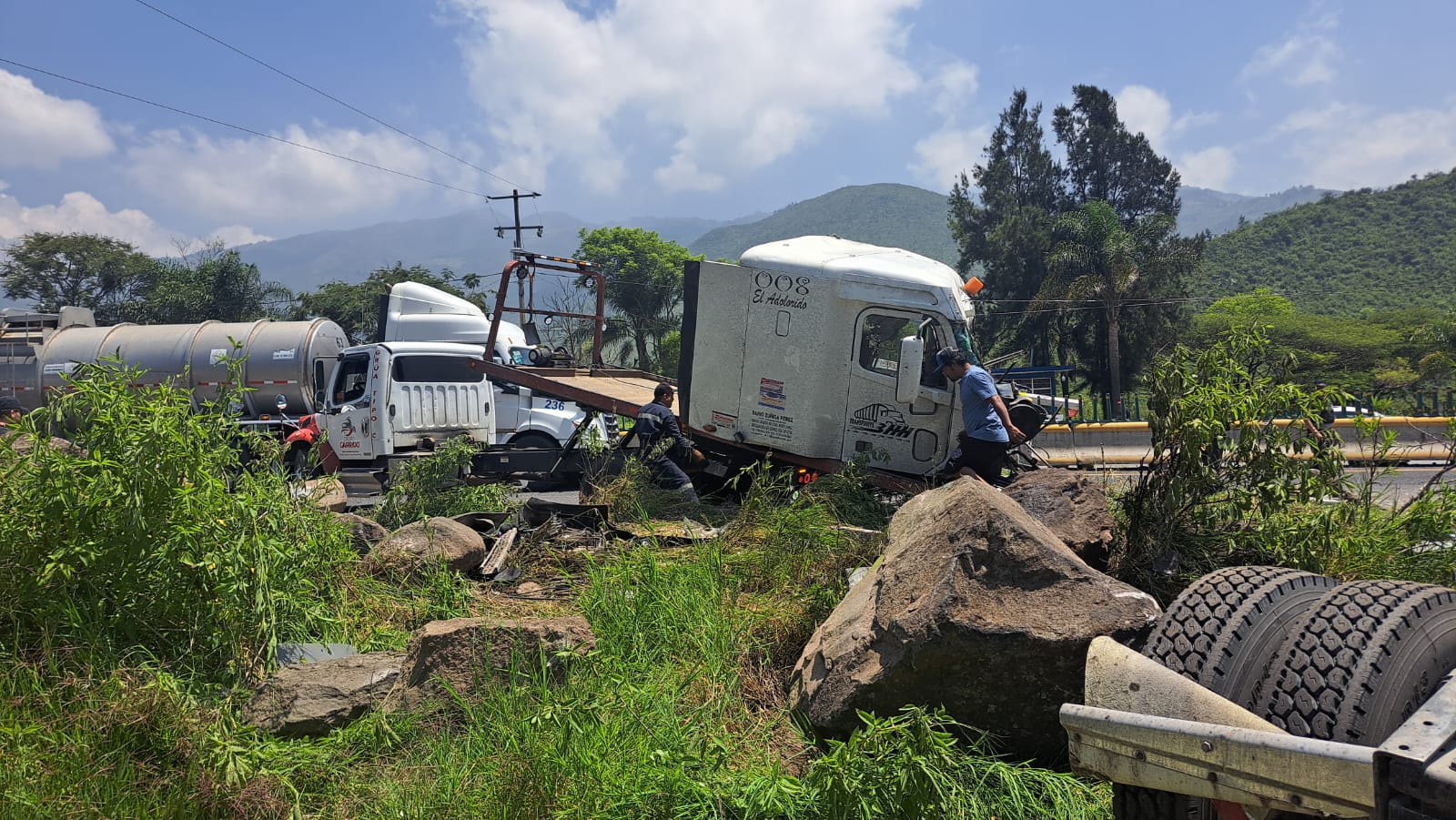 Accidente en Nogales deja 3 lesionados y caos en la 150D