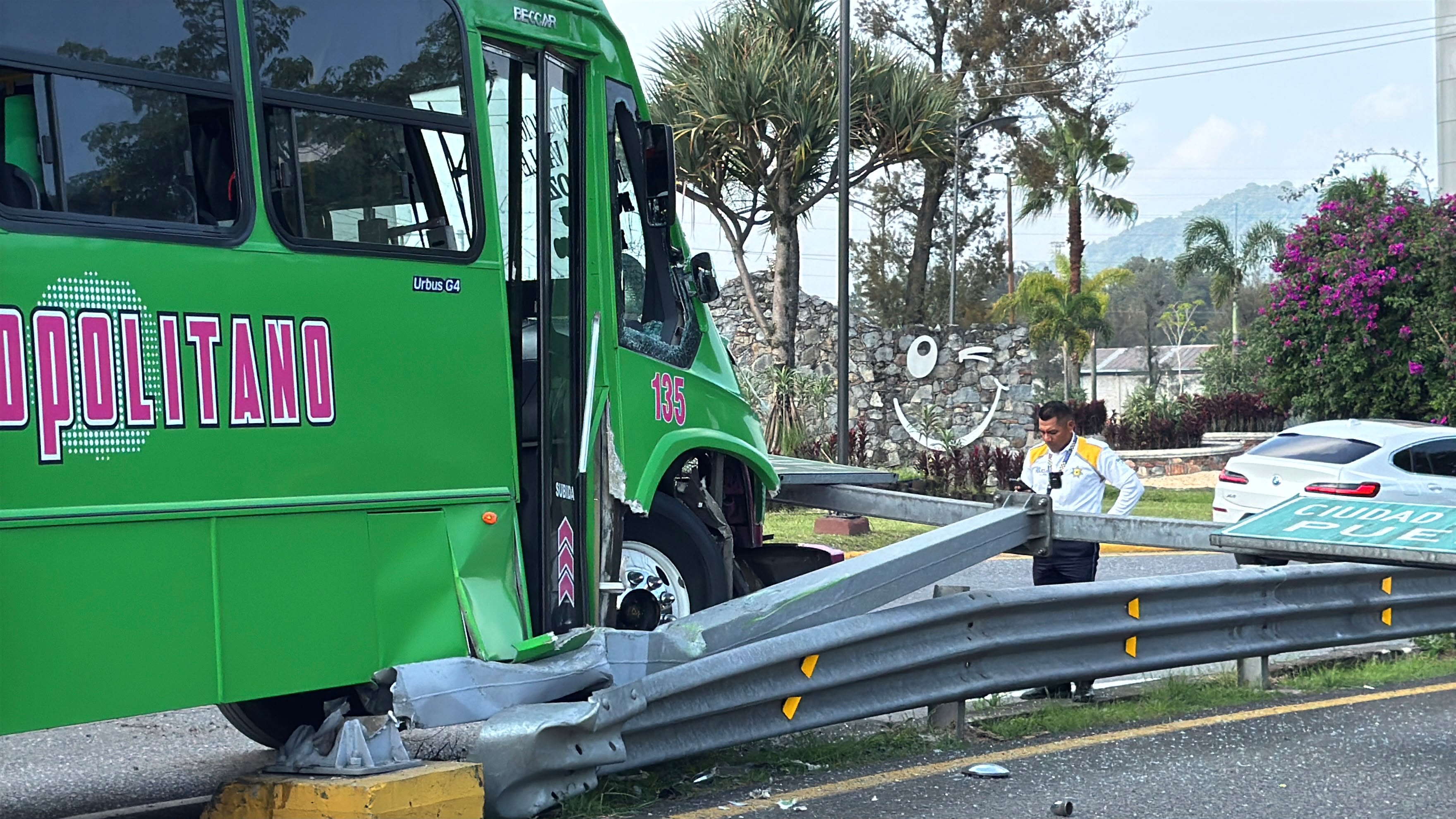 Autobús choca contra barreras en Orizaba; no hubo lesionados