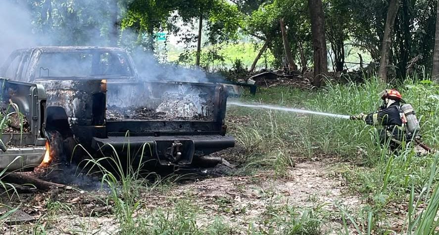 Se incendian dos camionetas en deshuesadero de Amatlán de los Reyes